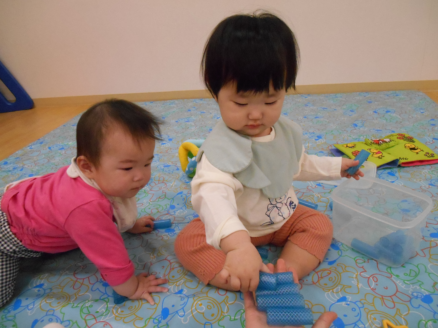 小さい穴に入れられるかな~?