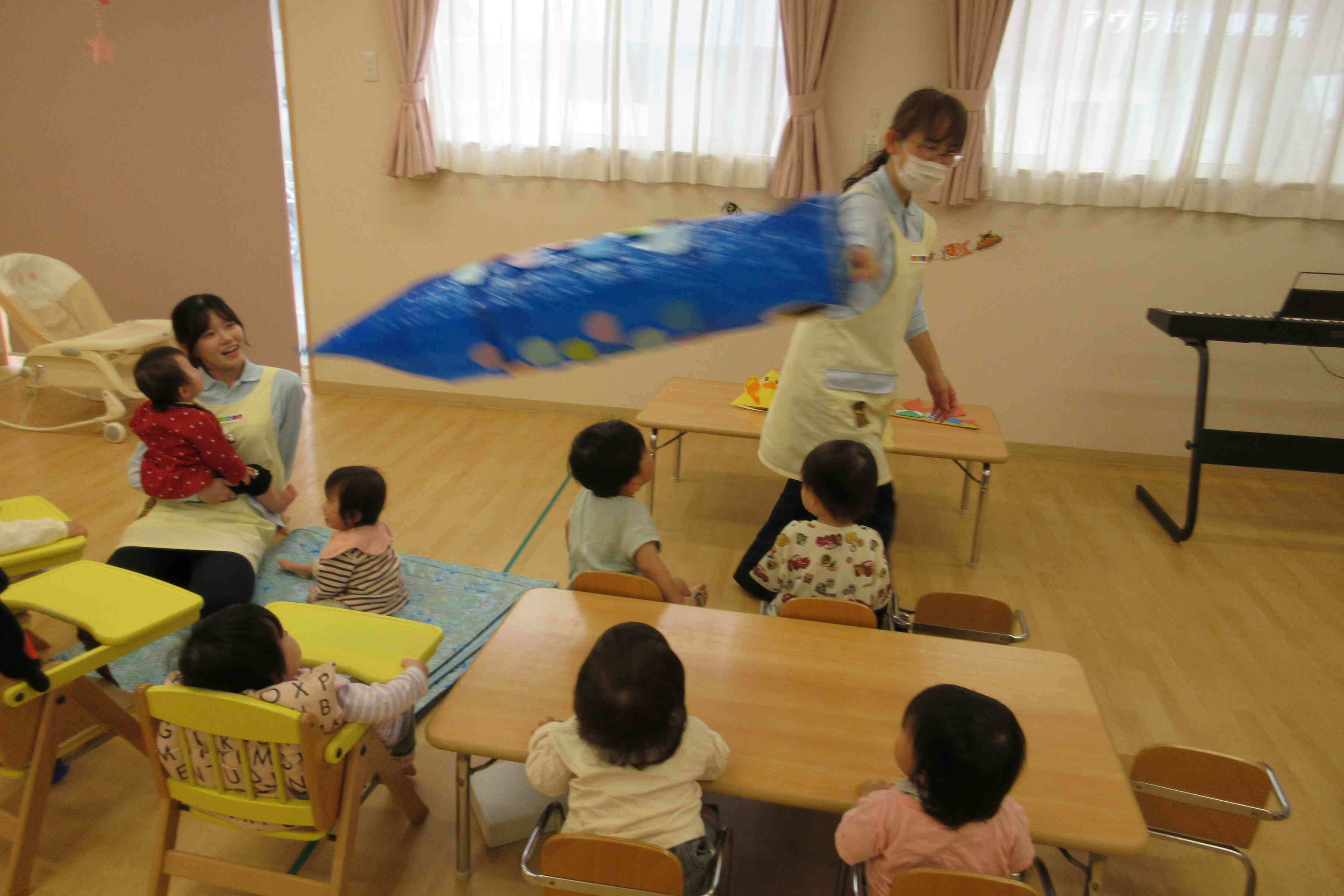 みんなの上をこいのぼりが泳いだよ