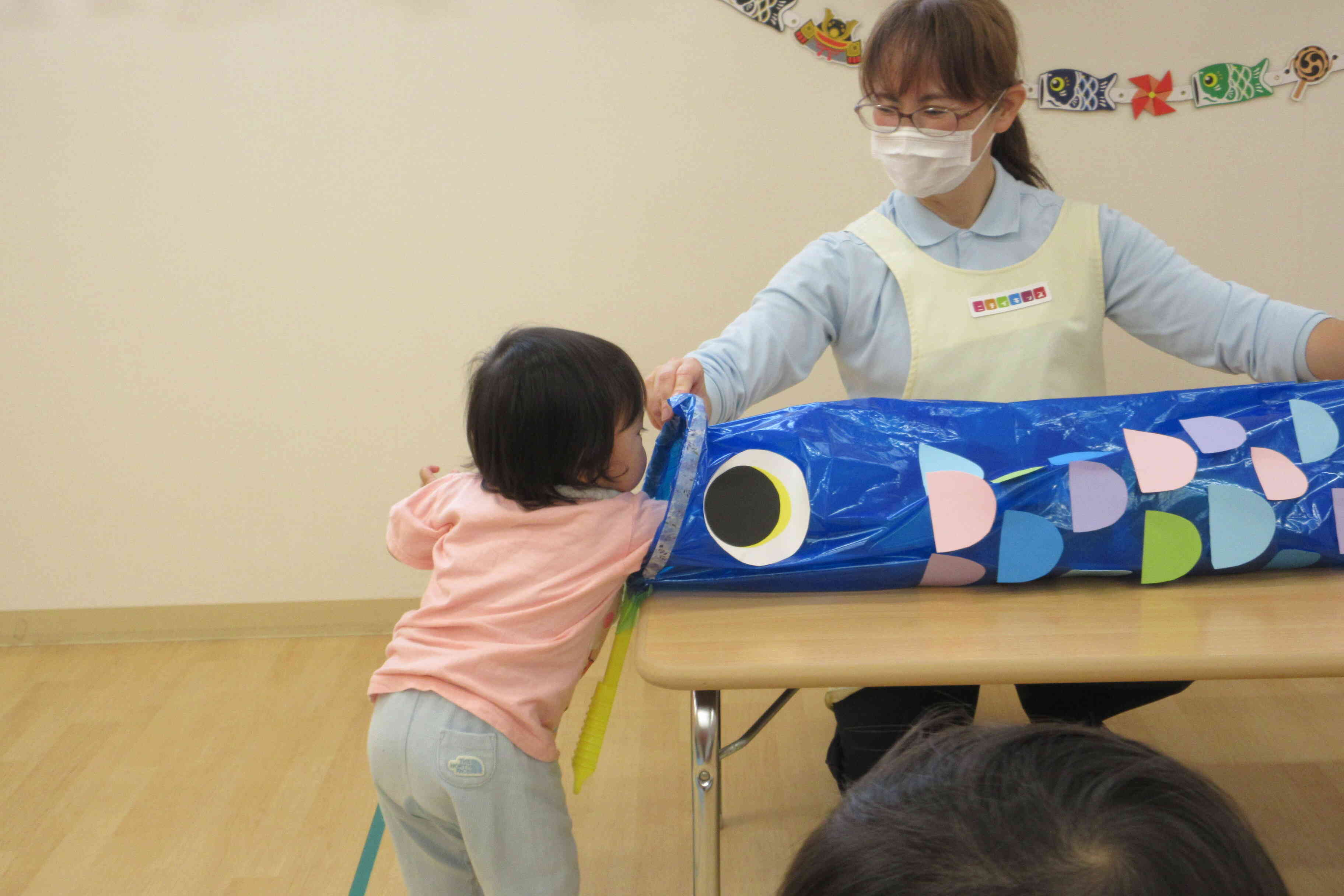 ぱくぱく食べるよこいのぼり