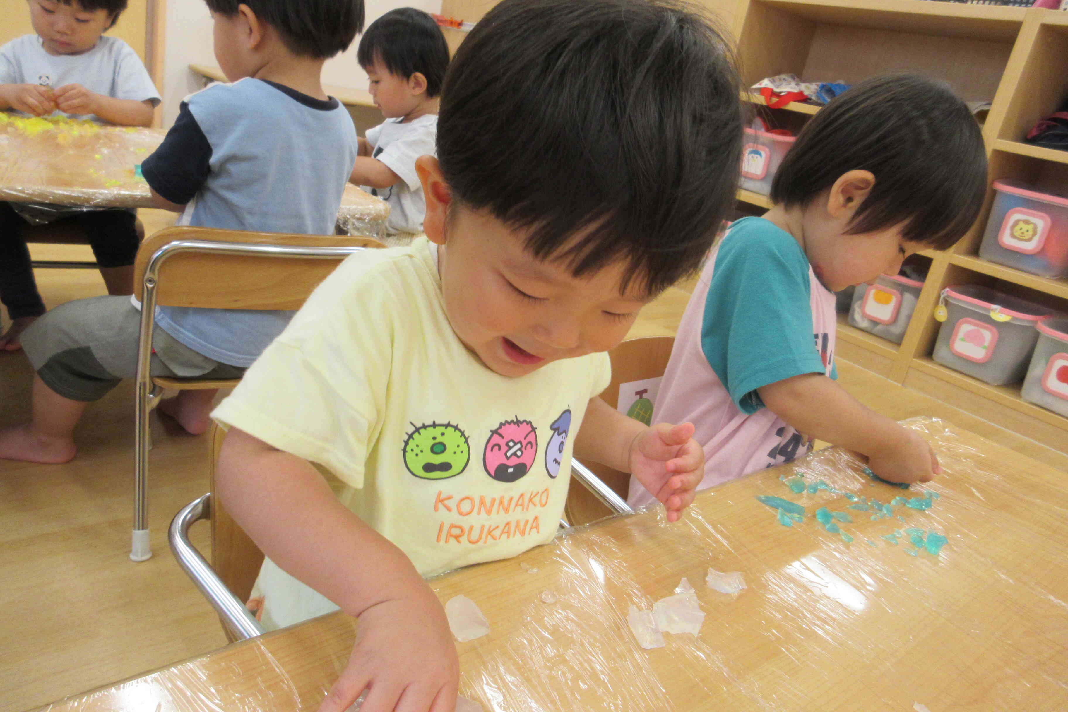 うさぎ組さんと一緒に寒天遊び