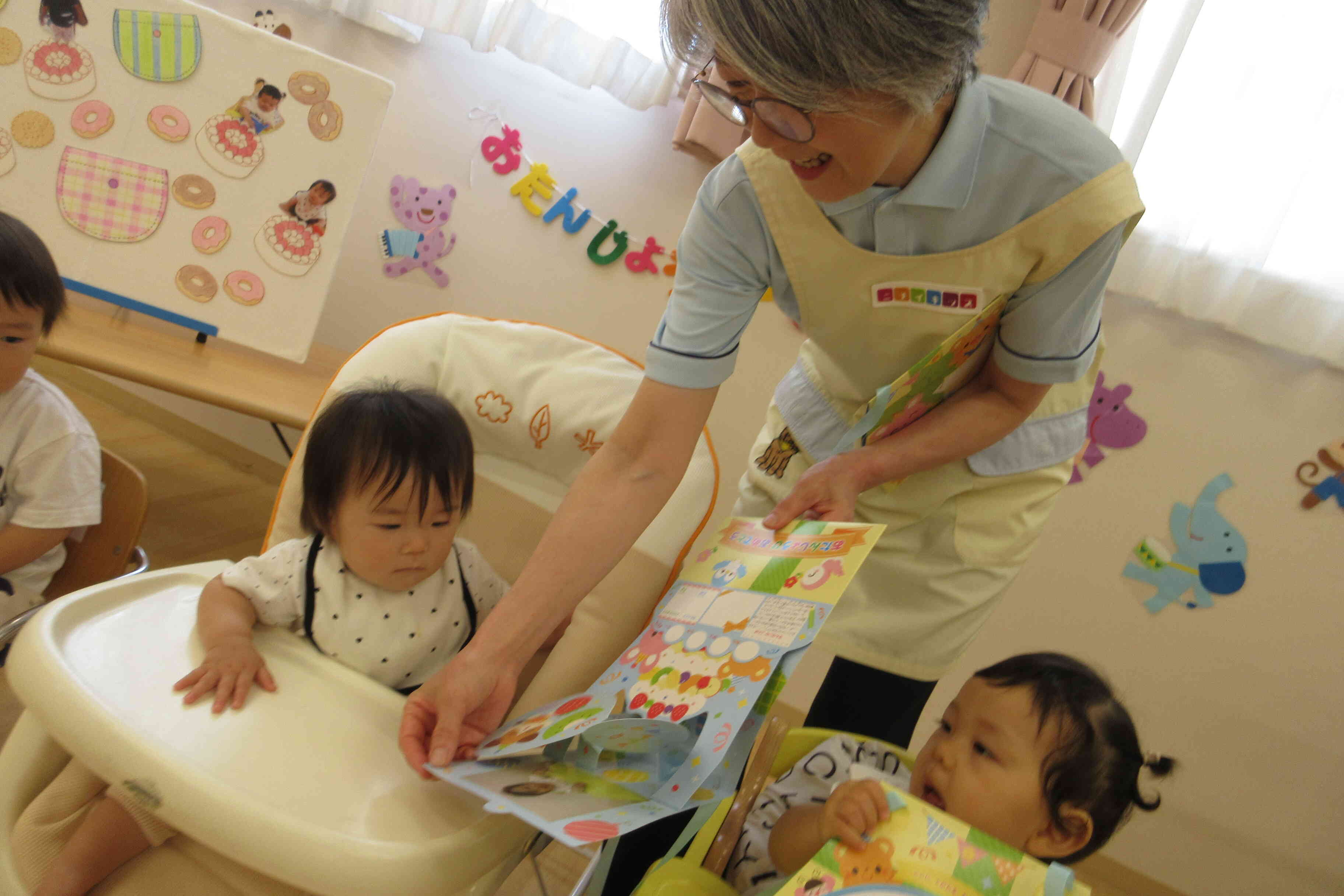 手形も一年で大きくなったね！