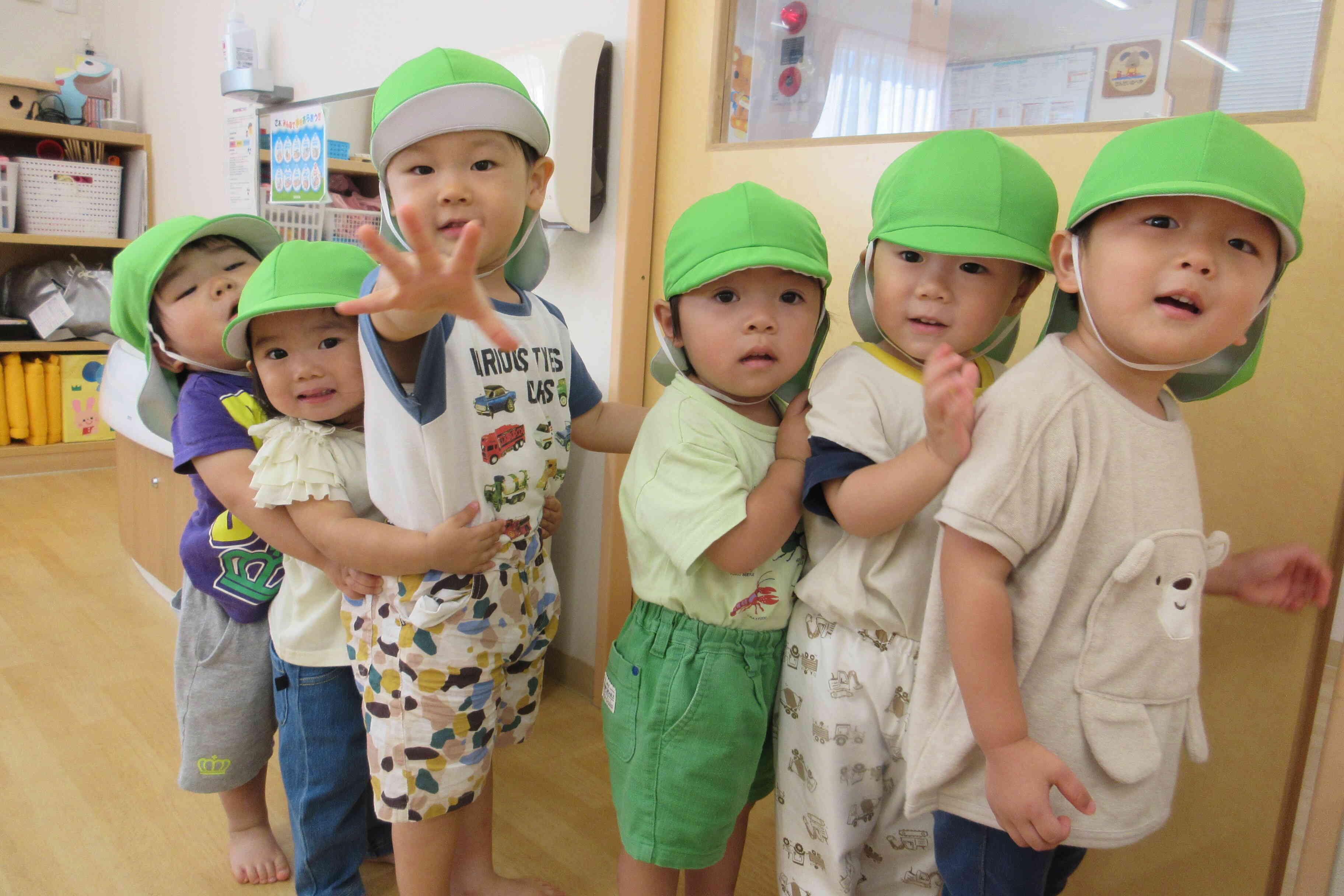 【1歳児:あひる組】秋の気候が気持ちいね！