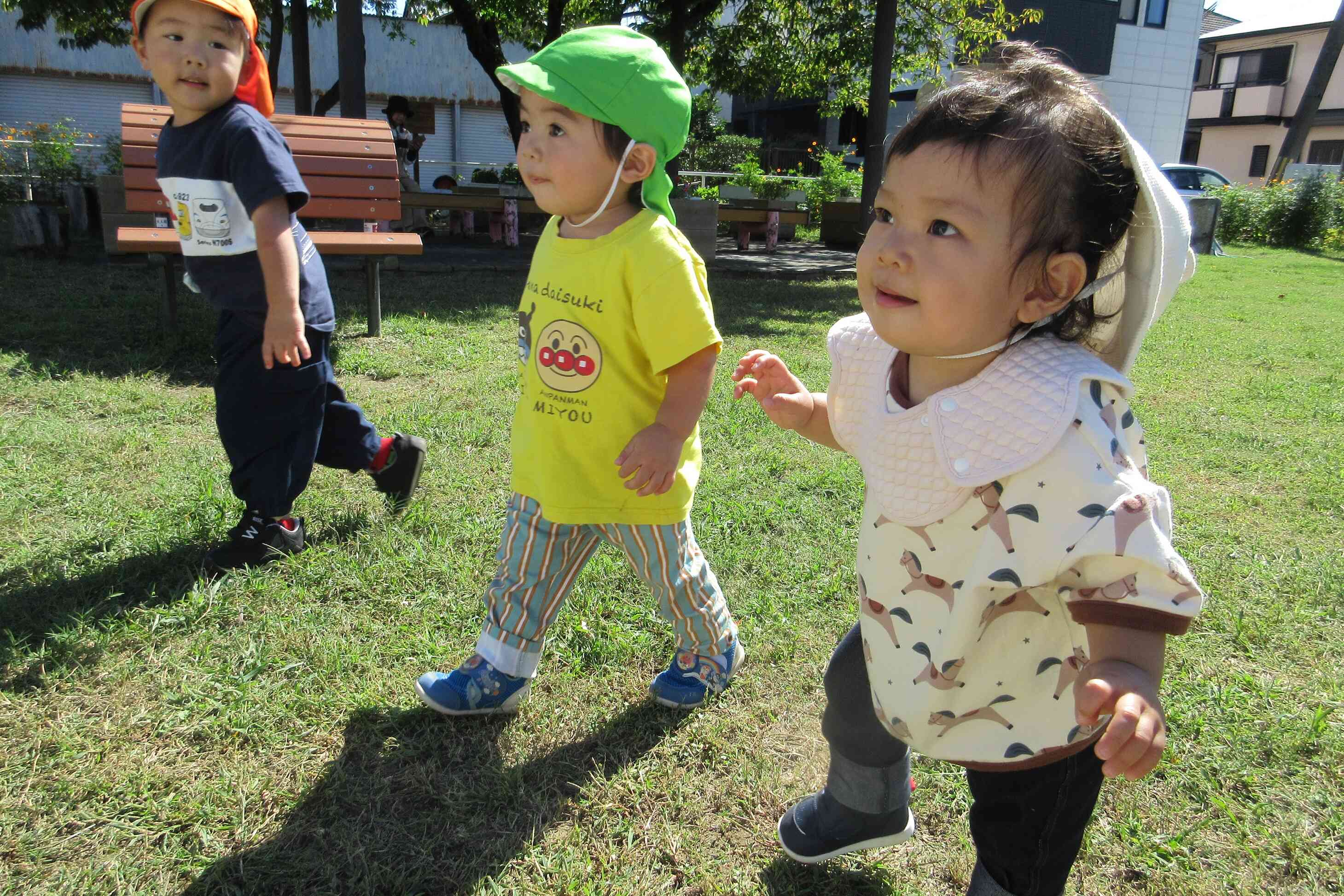 先生と一緒に公園探索中！