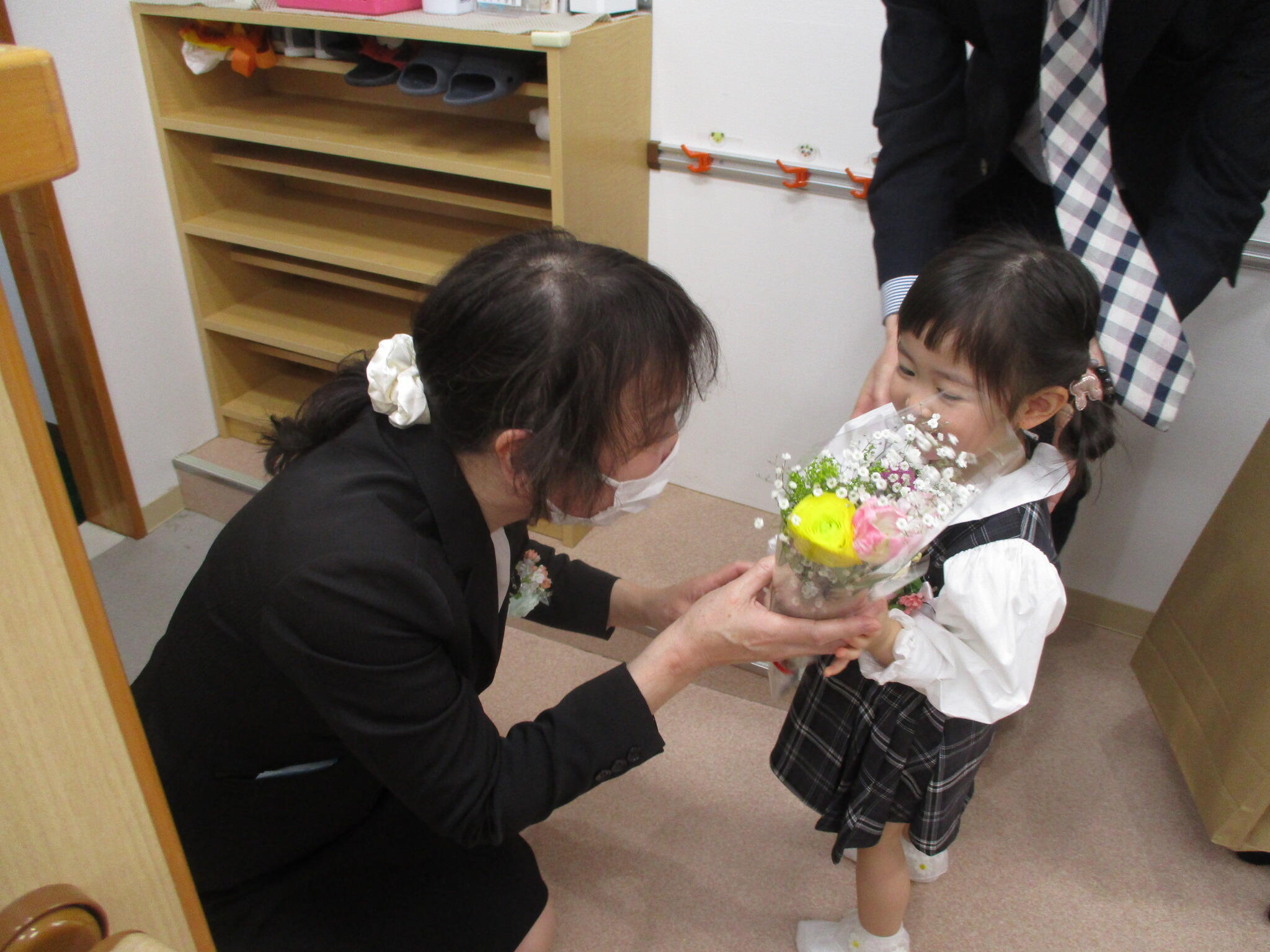 帰るときには担任の先生から花束をもらいました。「元気でね。次の保育園でもがんばってね」