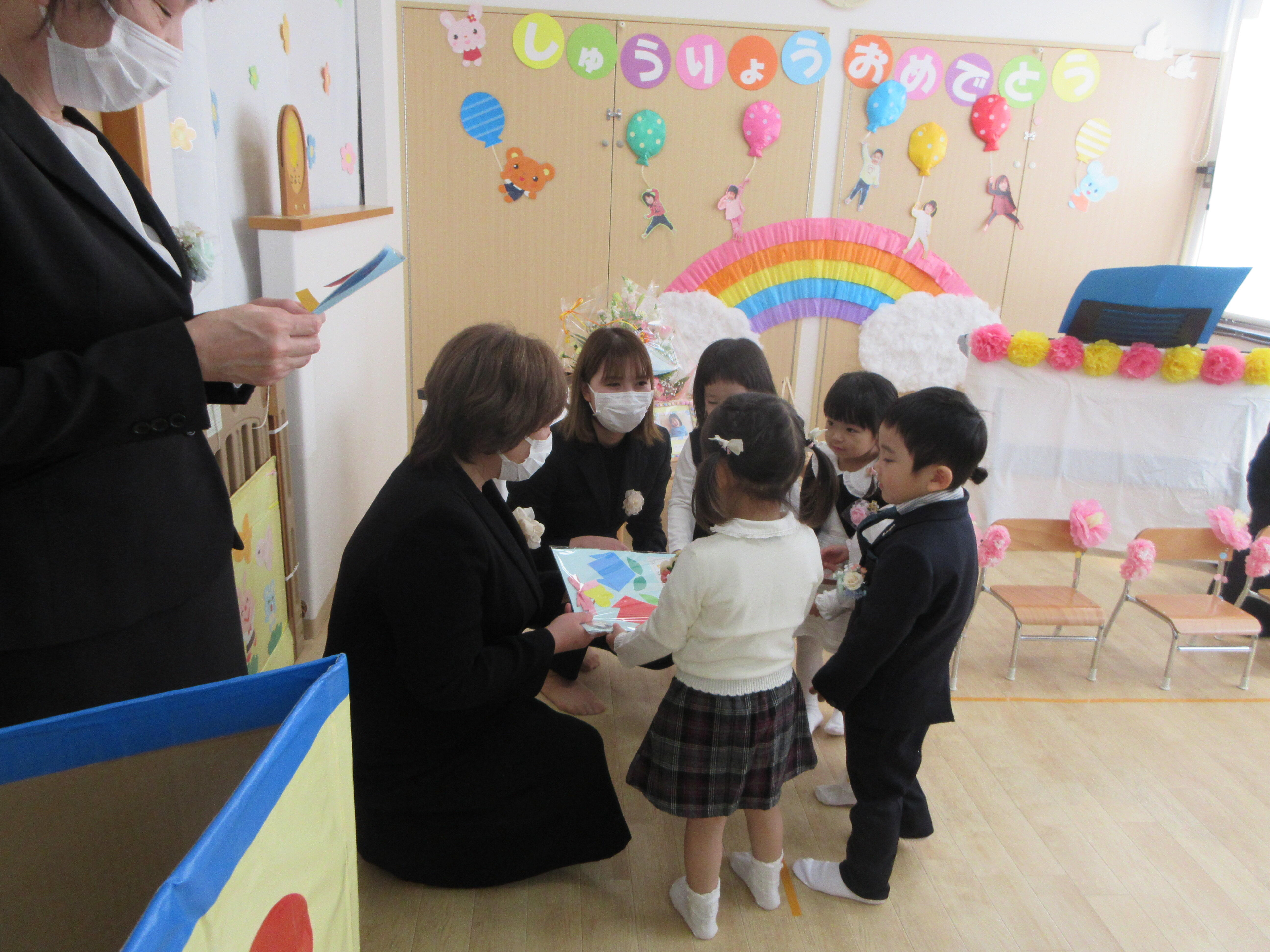 保育園にはみんなで手作りのカレンダーを作ってプレゼントしました