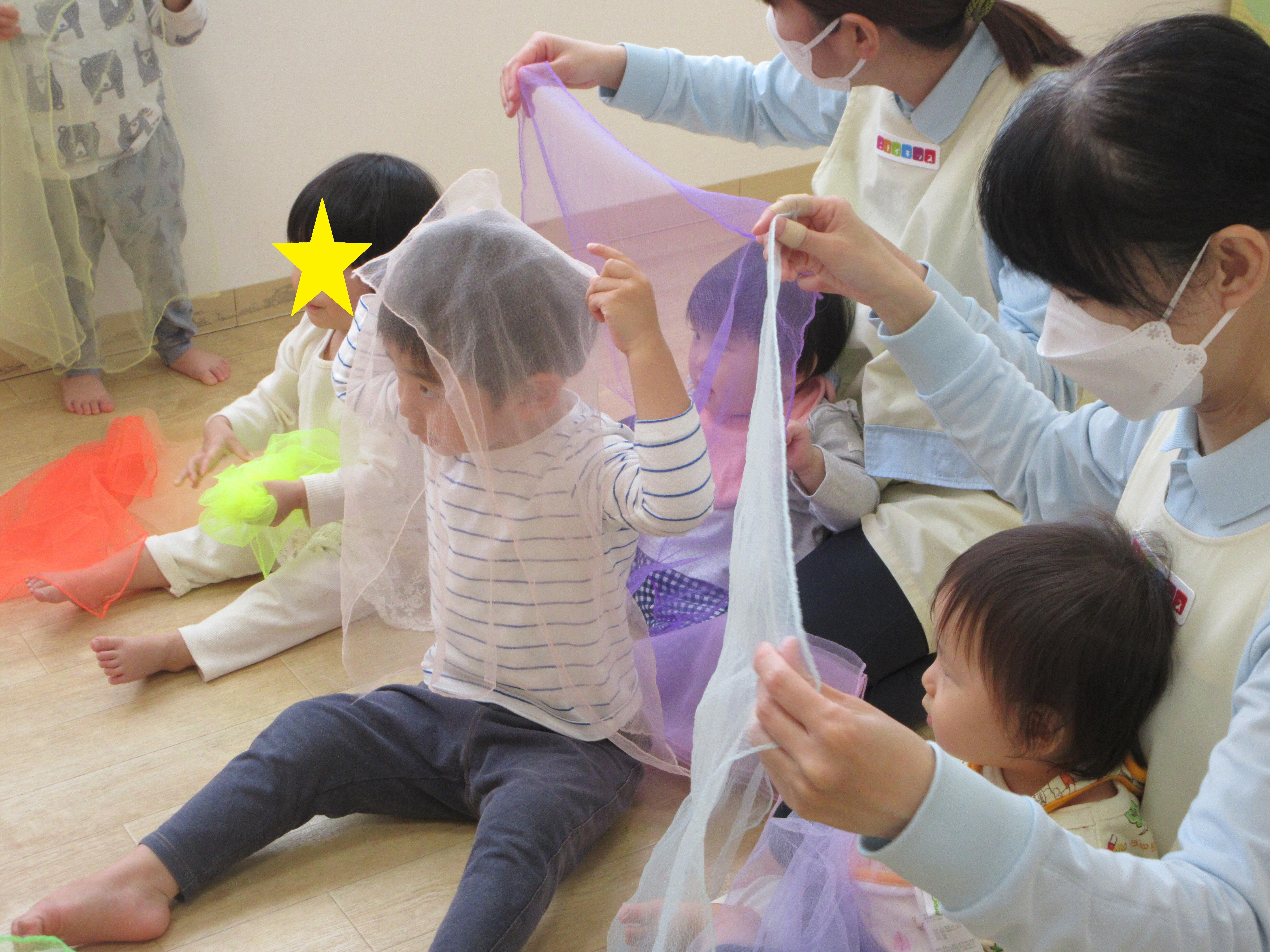 じーじーばぁー♪と歌にあわせてあそびました。布から向こう側も見えるので、子どもたちも顔にかかっても安心。不思議な感じが楽しくなります。