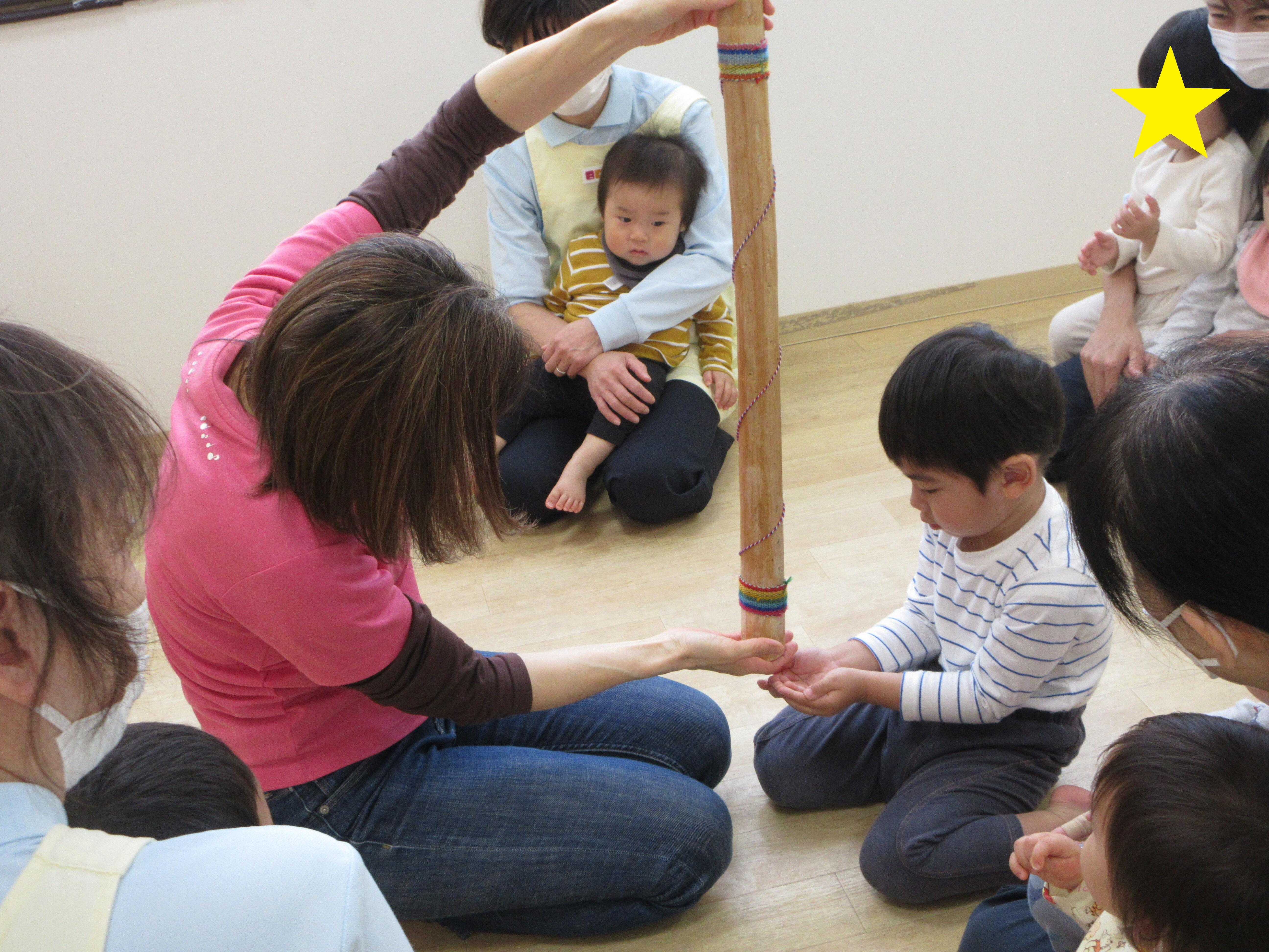 水が流れるようなきれいな音がするレインスティック。子どもたちもお気に入りで、じっと手で受けて音を聴いています