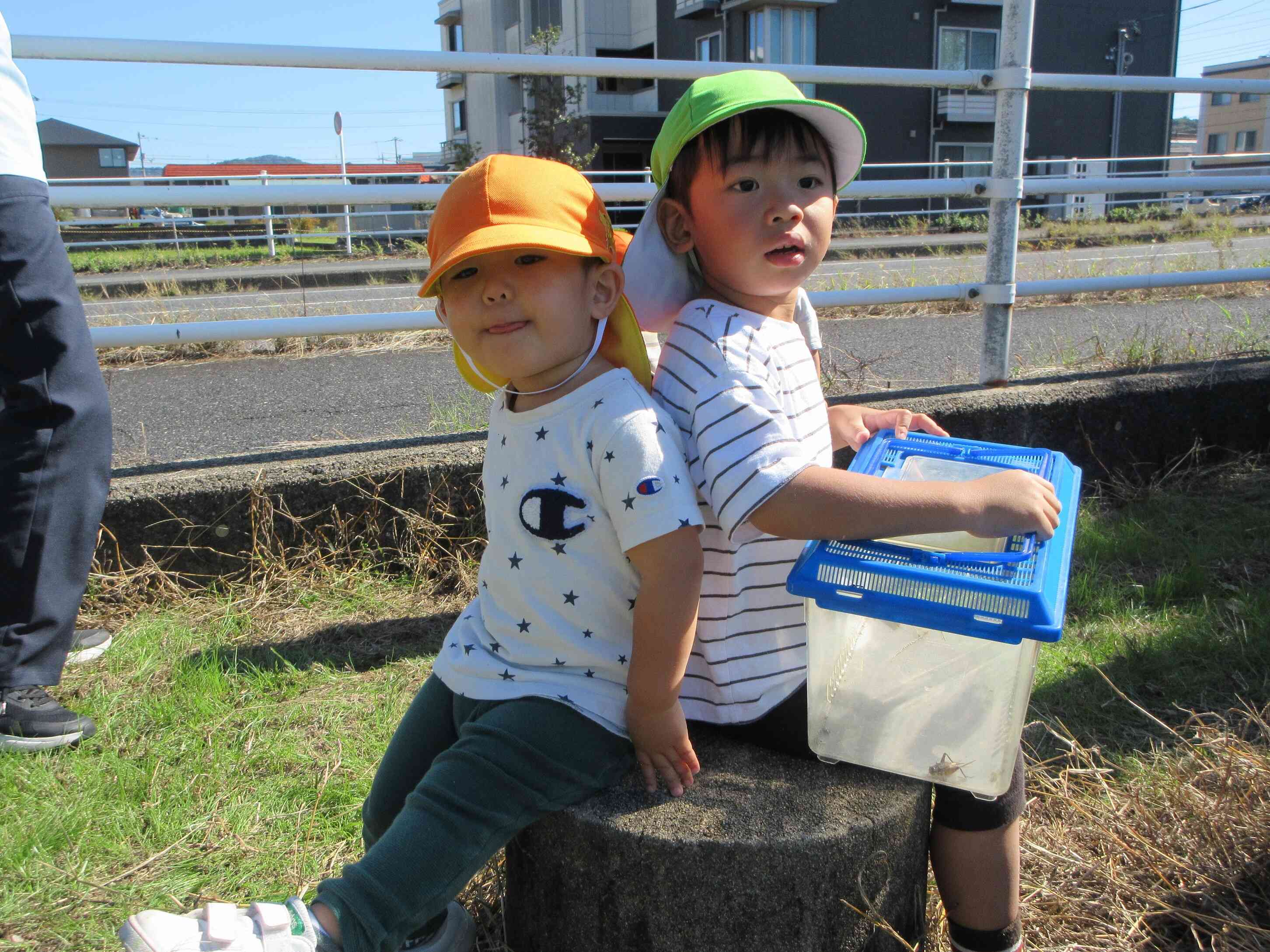 大事な飼育ケースを持って、ちょっと一休み