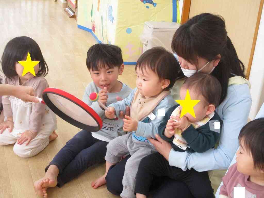 保育室内にロリポップドラムのいい音が響きます