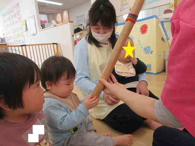 ひよこ組のお友だちも、レインスティックの音に興味津々です