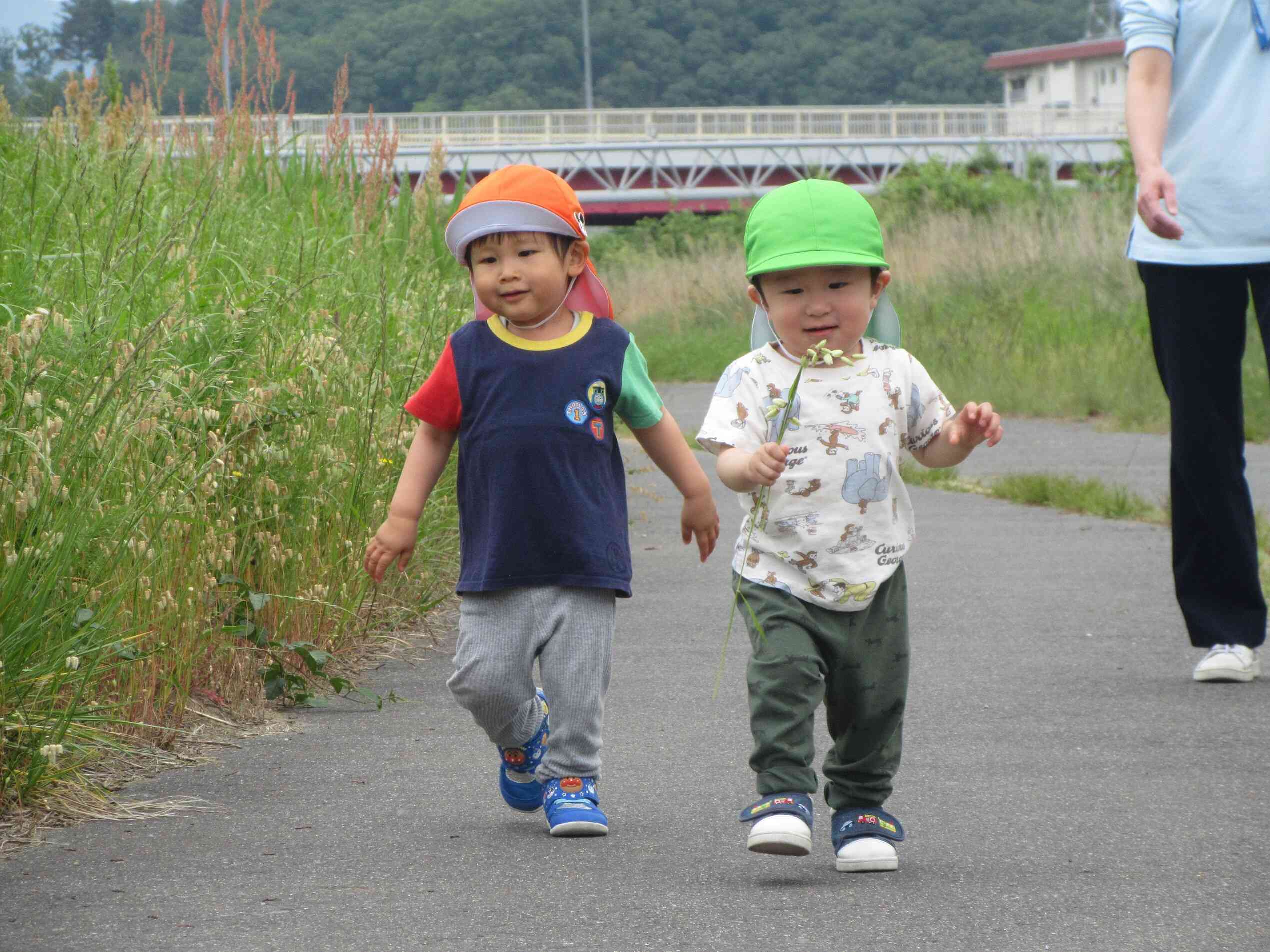 お散歩が大好きな子どもたち。笑顔いっぱいです。