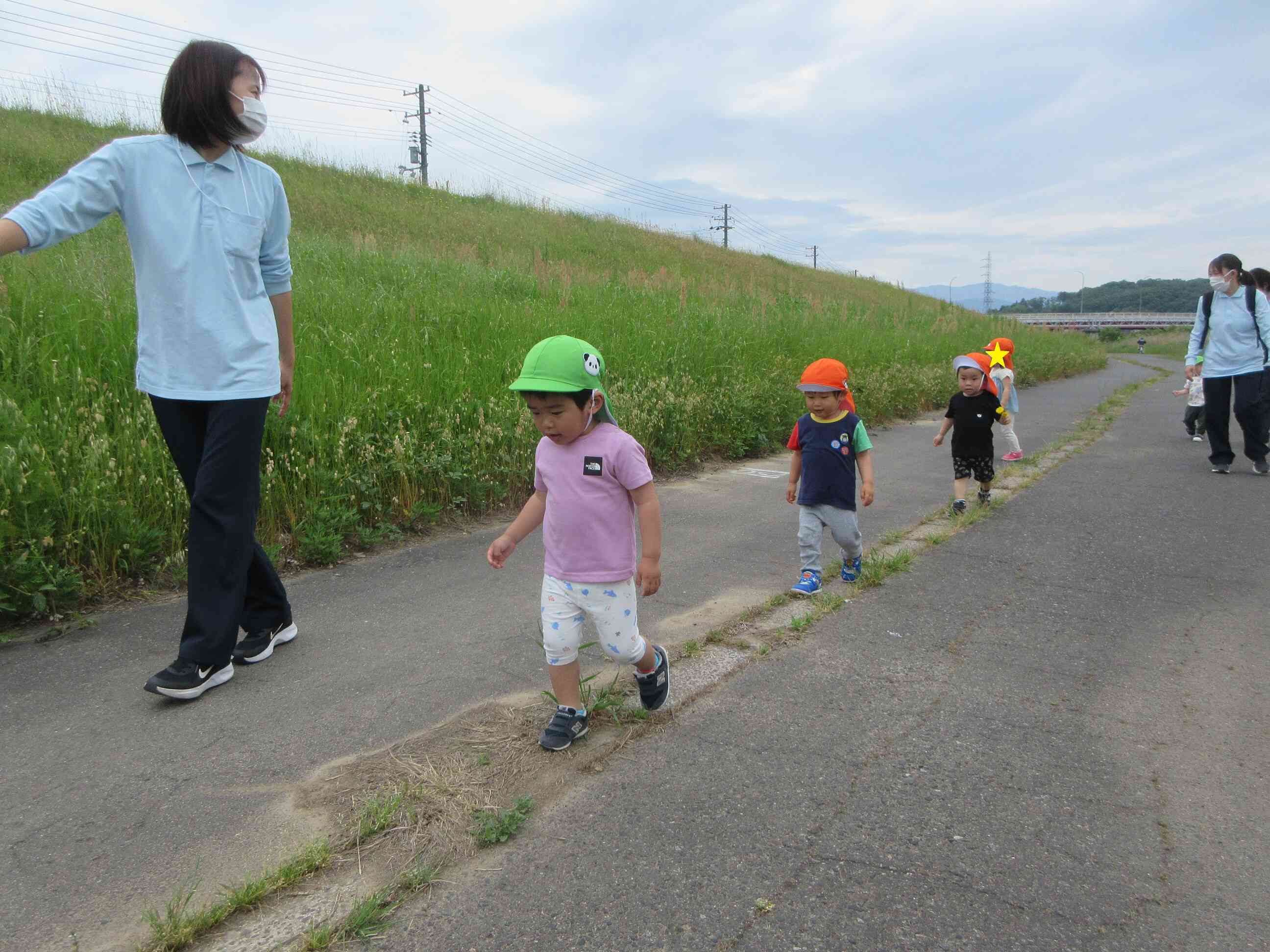 1,2,1,2,・・・一本道をあるくよ