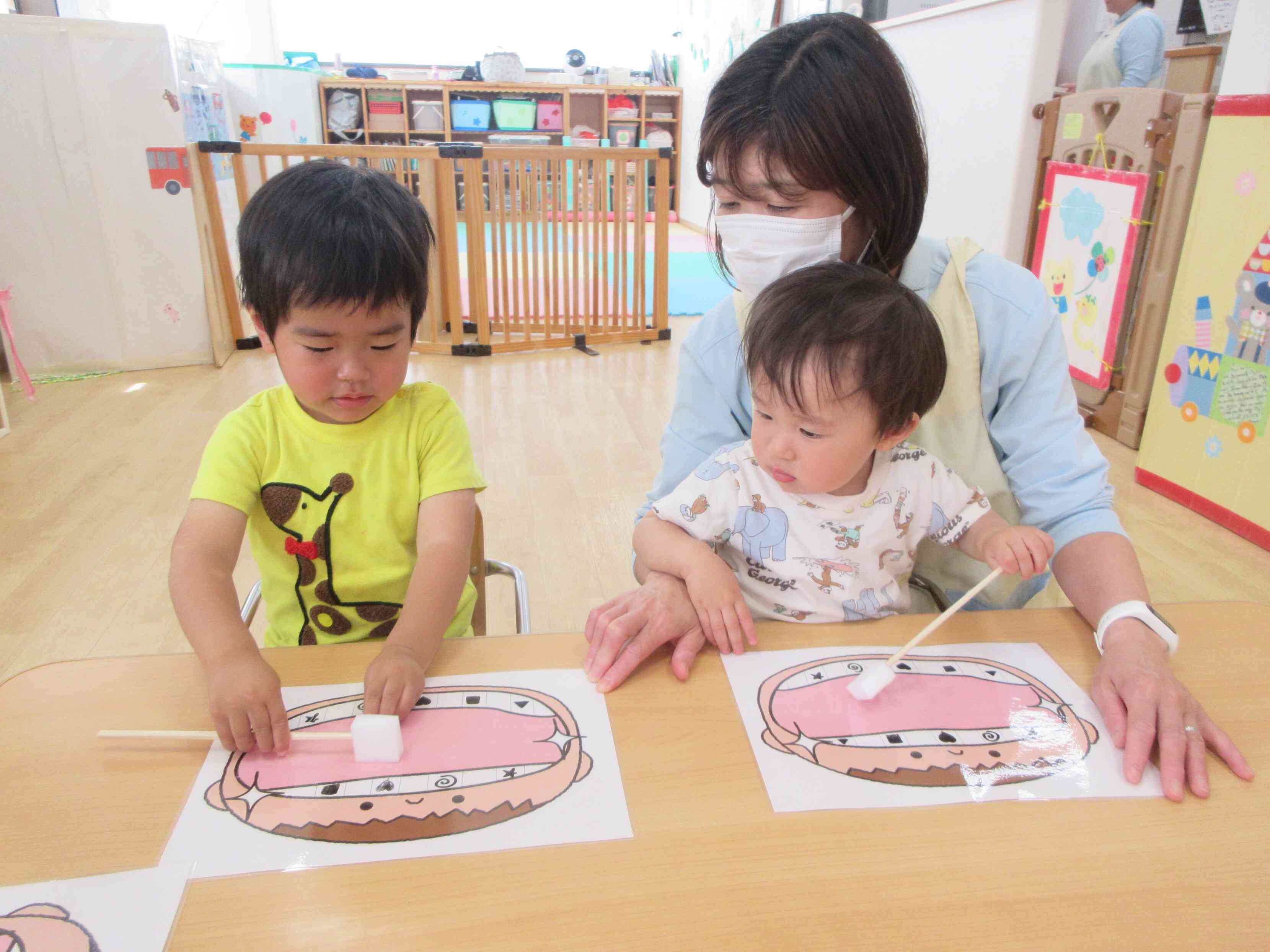 ごしごししゅっしゅっ！きれいな歯にな～れ