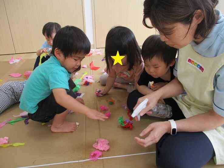 クシャクシャにしたお花紙に水をかけると・・・じっと観察する子どもたちでした