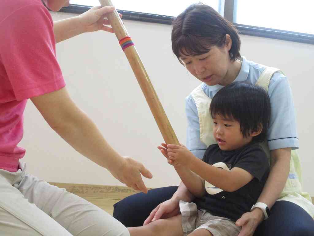 大好きなレインスティックの音を両手でしっかり受け止めます