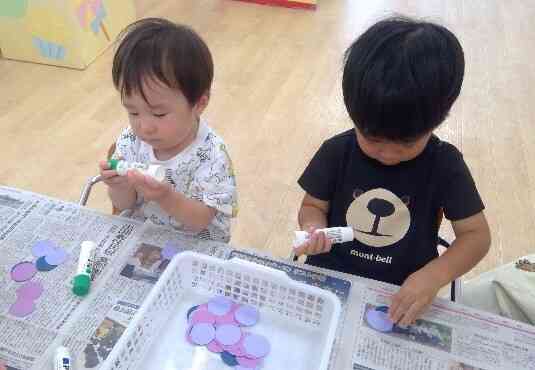 製作あそび「ぶどうを作ったよ」(１・２歳児)