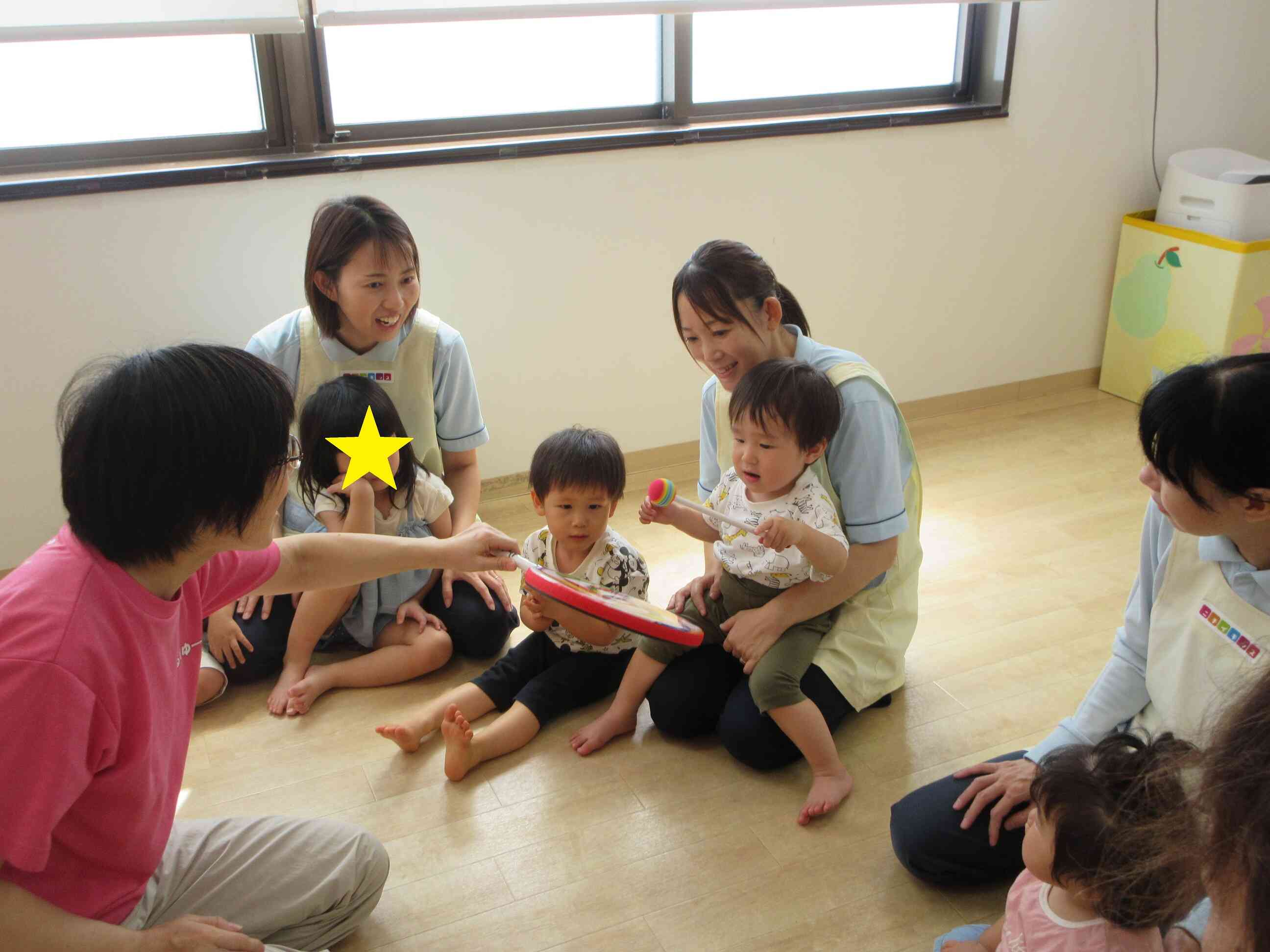 音楽を聴いてならすタイミングを合わせる子どもたちです（ミュージック・ケアの様子）