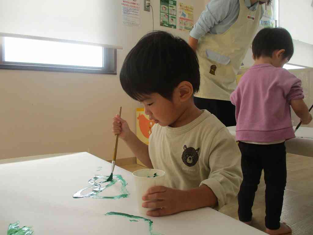 絵の具遊び～クリスマスツリー製作～