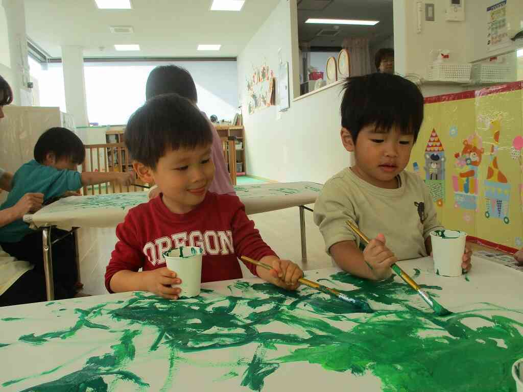 夏から楽しんでいる絵の具遊び。　子どもたちの筆の使い方も上手になってきました