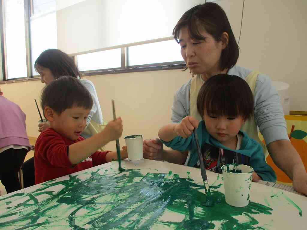 「これはね・・・」友だちとお話ししながら描いていきました