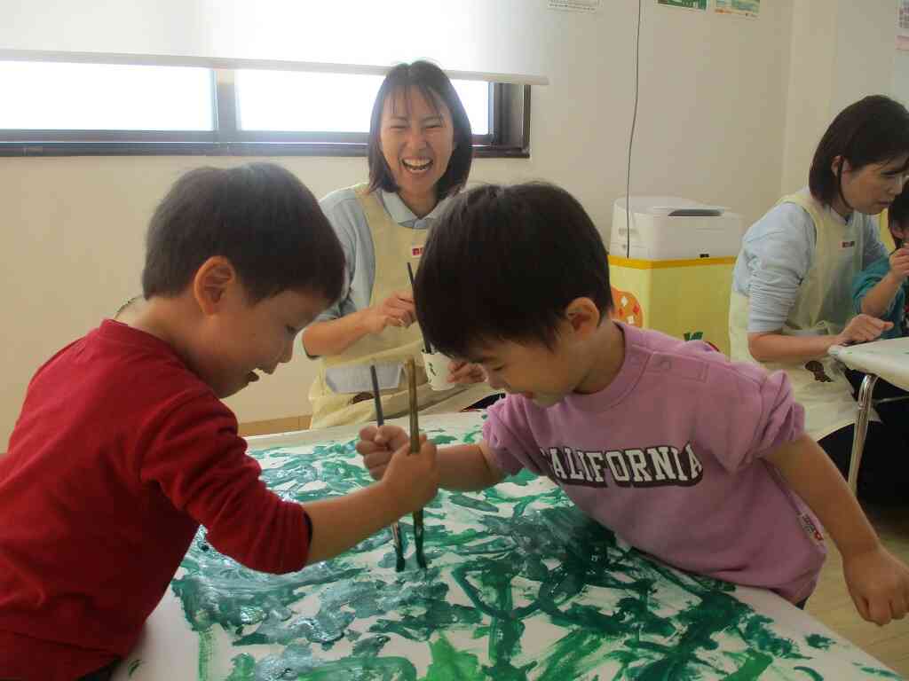 絵の具をペタペタぬろう！！