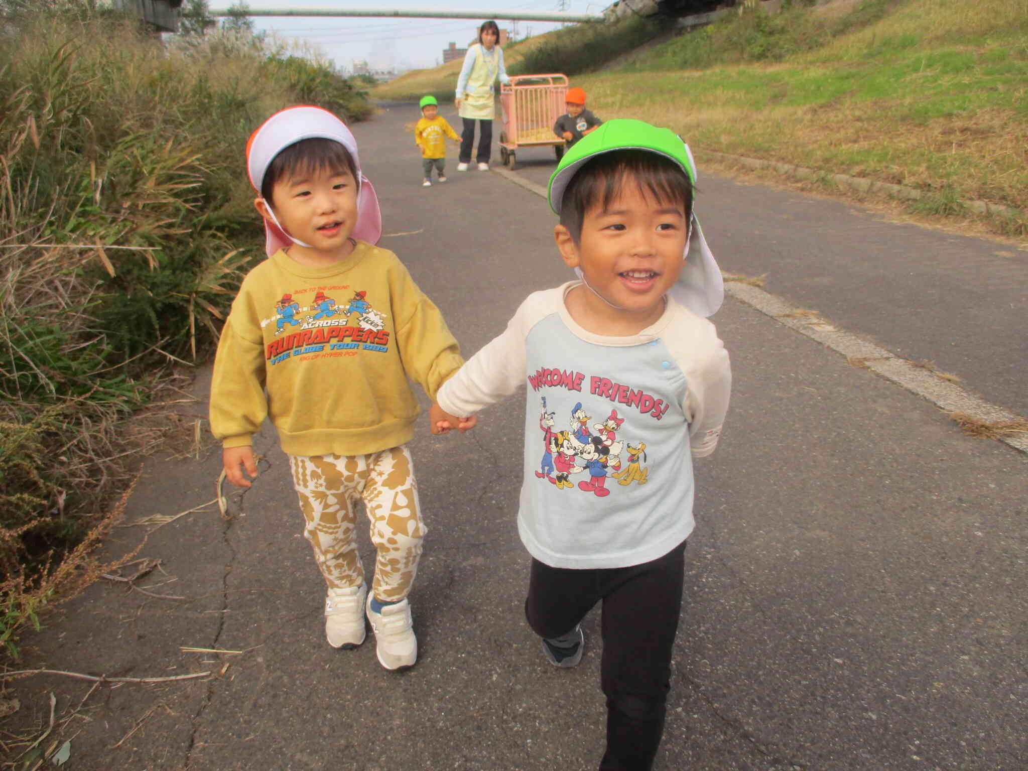 友だちと一緒にお散歩楽しいな！