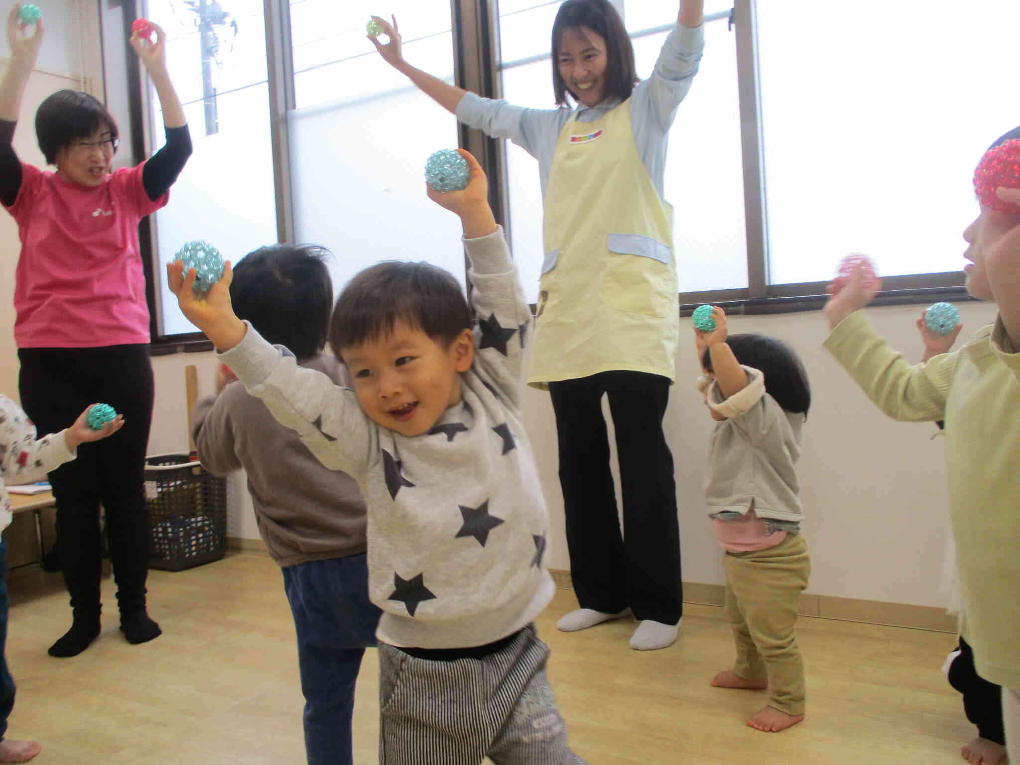 体をしっかり動かすよ（ミュージック・ケアの様子）