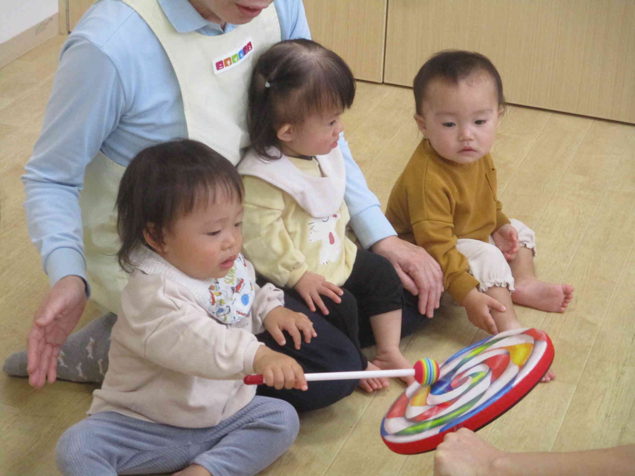 音楽をよく聴いてロリポップドラムをならすよ（ミュージック・ケアの様子）