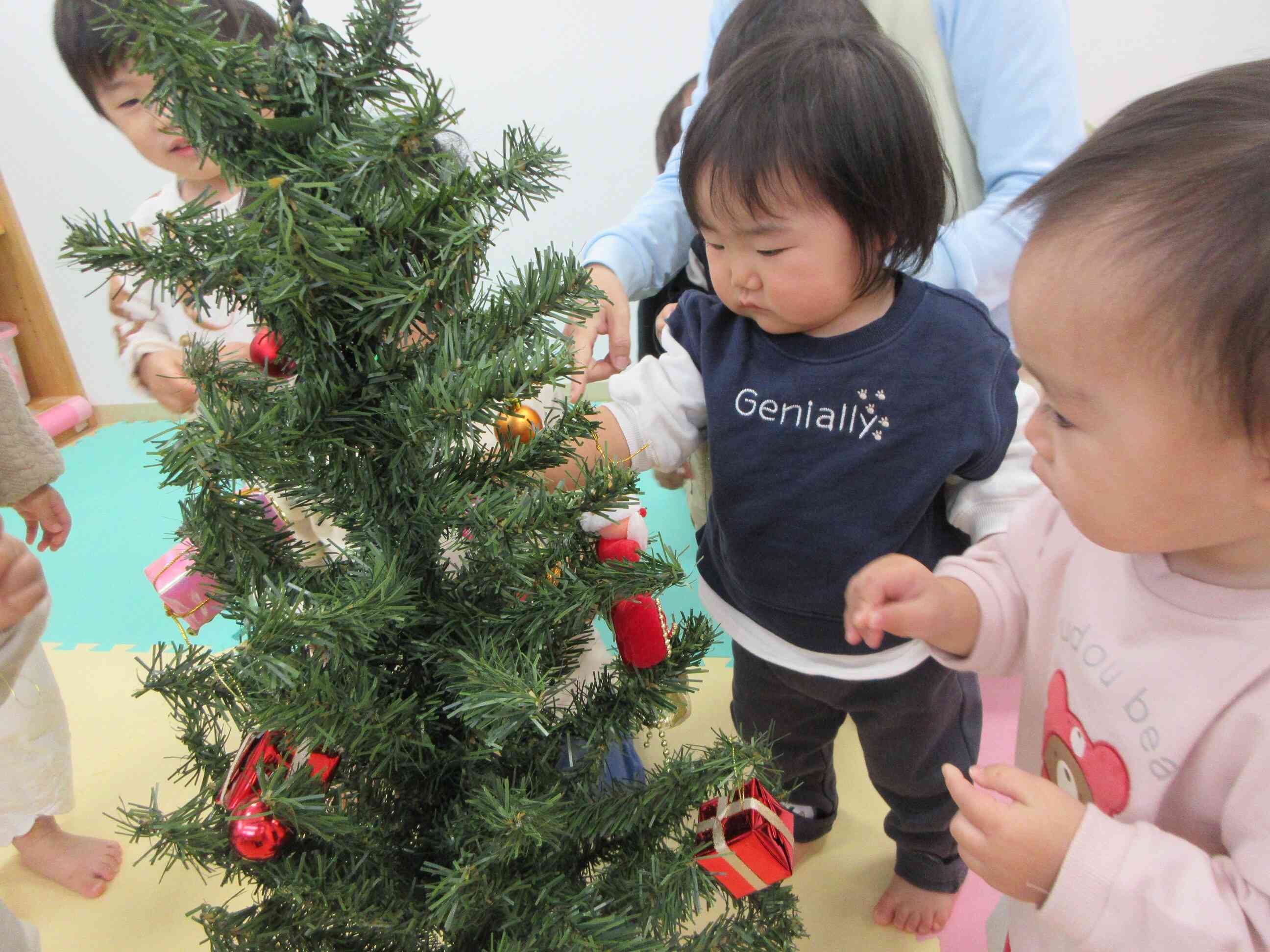 クリスマスツリーの飾りつけをしました