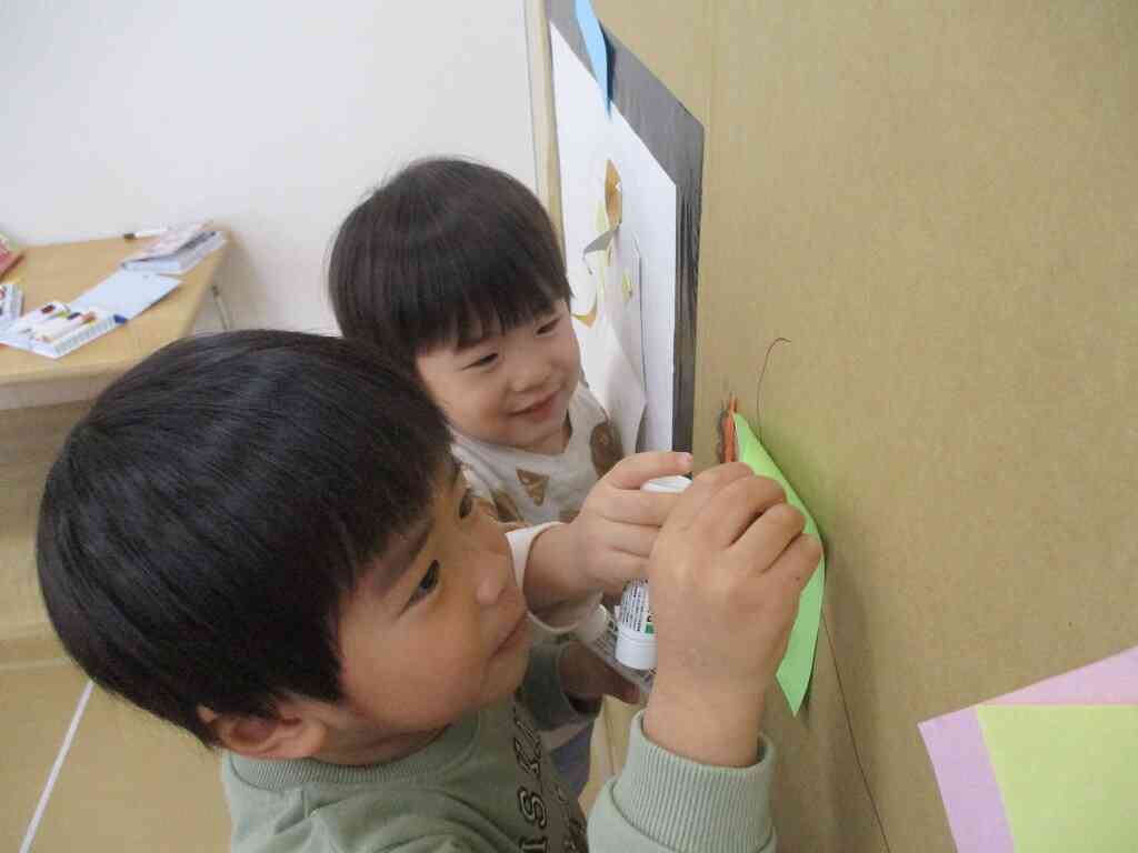 ダンボールハウスで遊んだよ（１，２歳児）