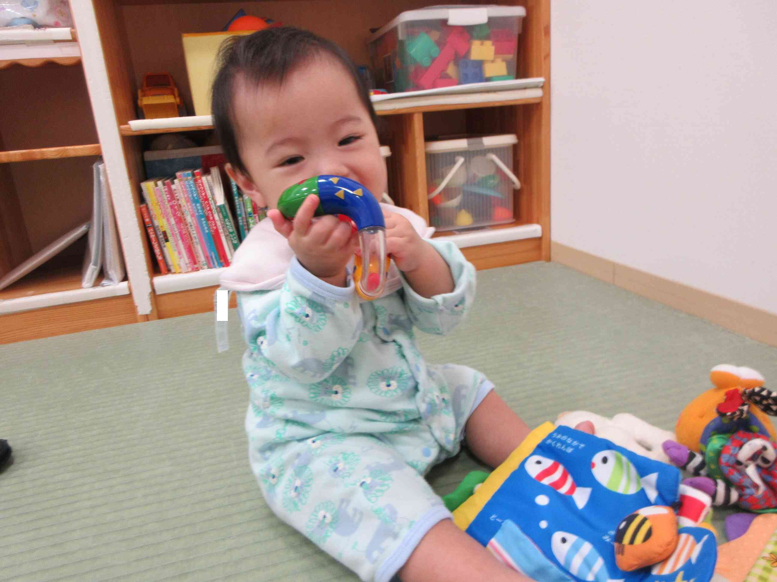 少しずつ保育園に慣れてきました～ひよこ組（０歳児）の様子～