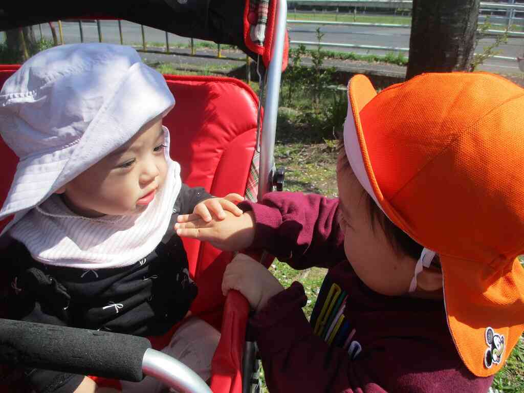 かわいいね～！異年齢のお友だちとも仲良しです