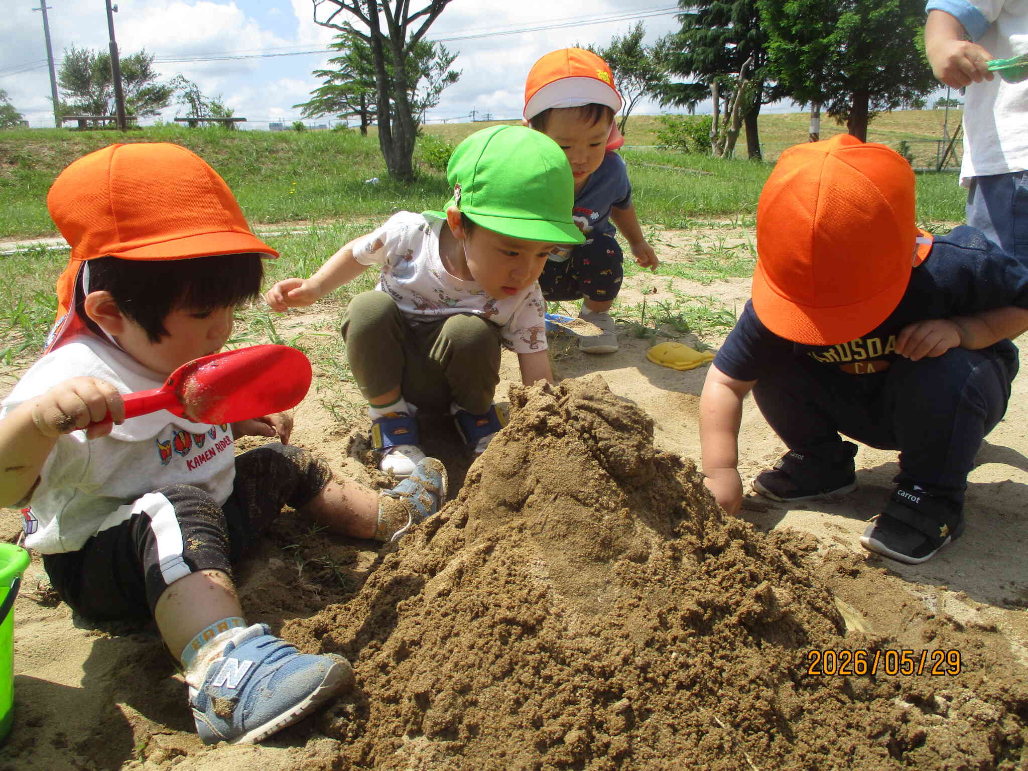 砂場であそんだよ（１，２歳児）