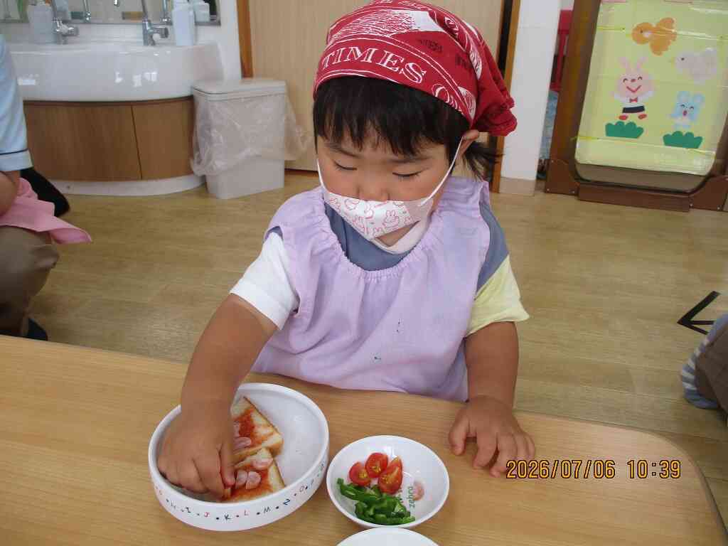 クッキングをしました～ピザトーストを作ろう～（１，２歳児）