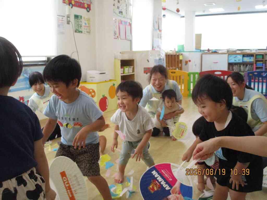 うちわで風を起こそう！！（ミュージック・ケアの様子）