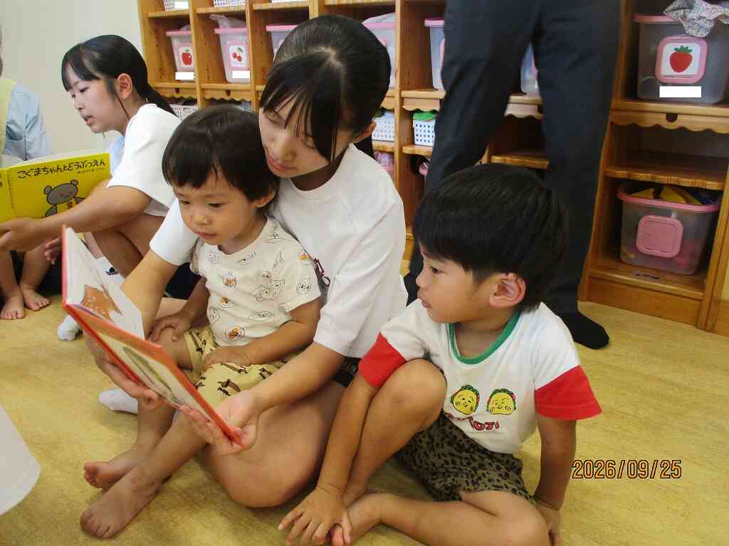 鳥取市立南中学校３年生との交流会がありました（１，２歳児）