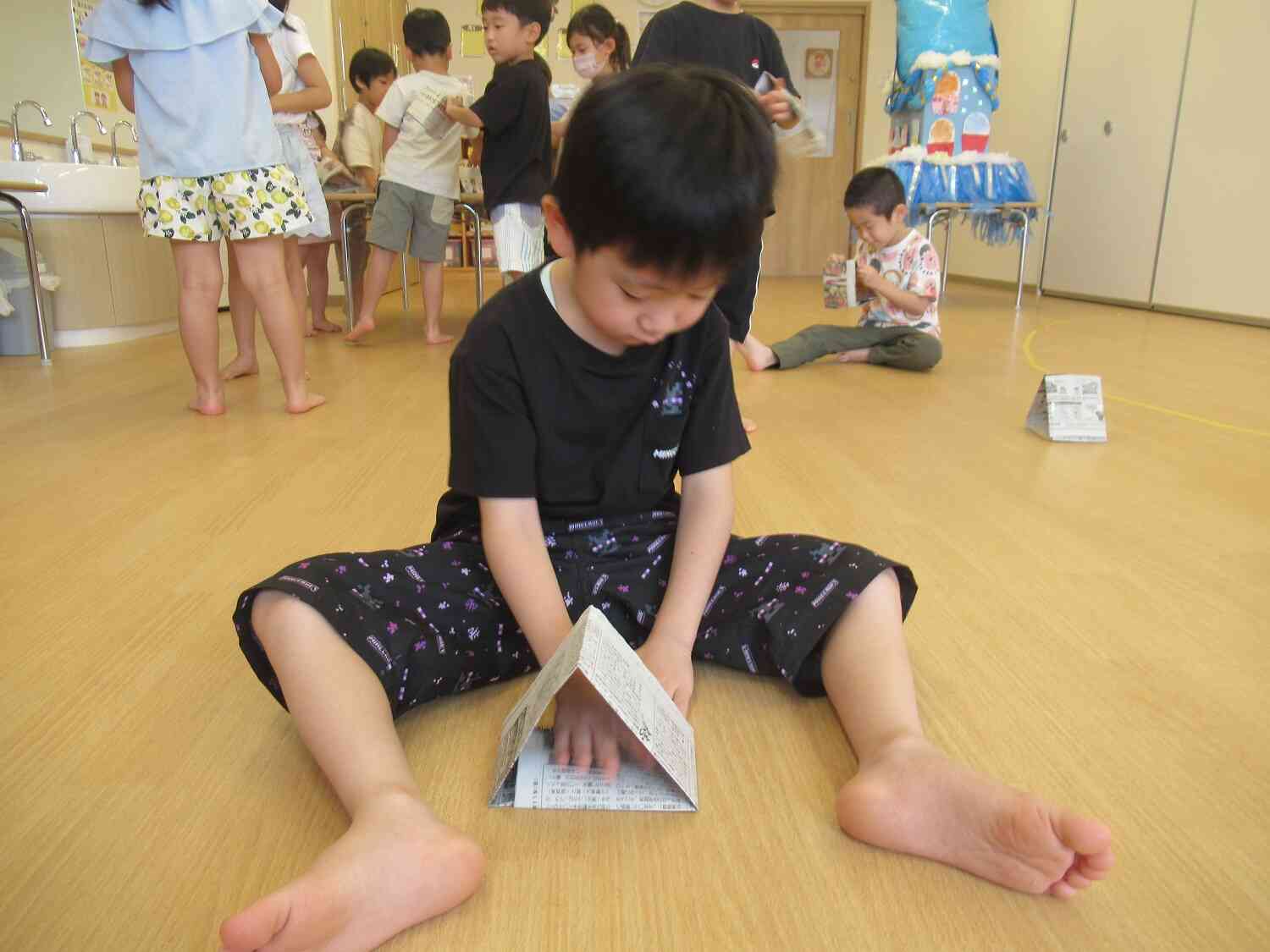 新聞紙を三角にして～