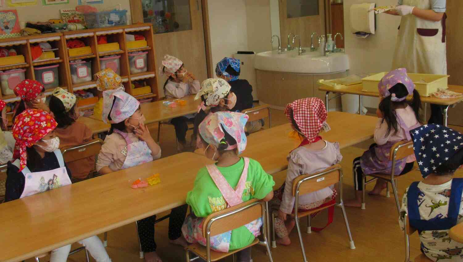 作り方の説明をしっかりと聞いてます☆