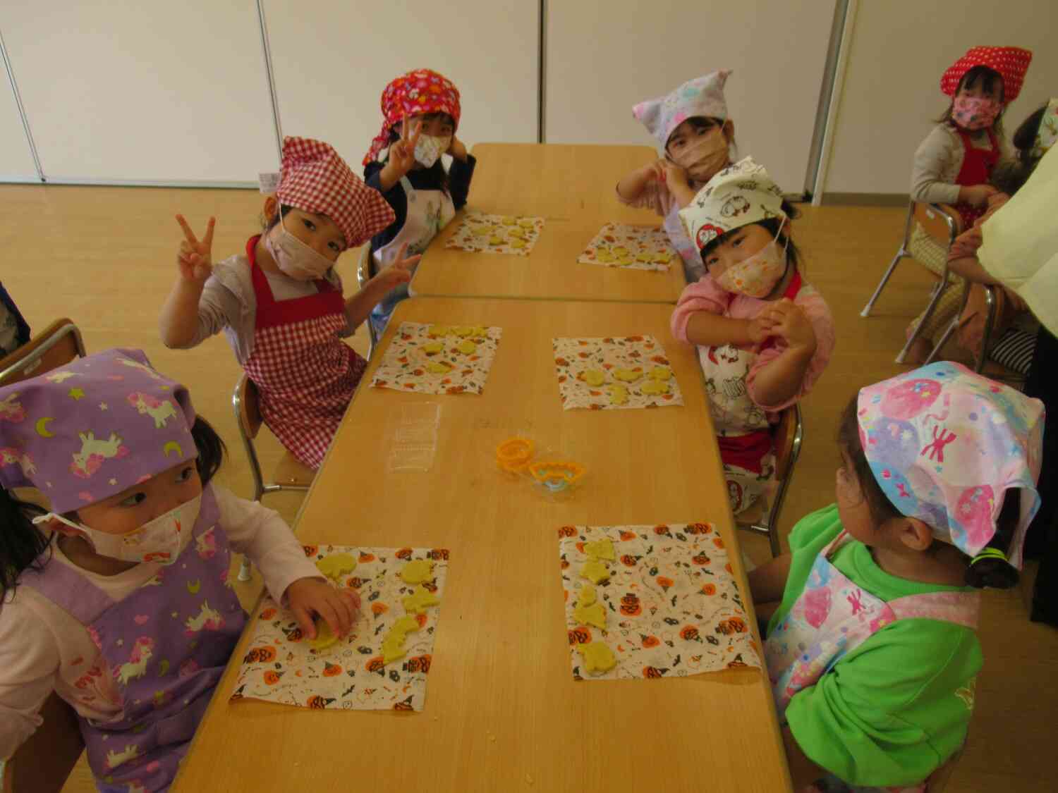 指先のつまむ力を調整しながら、やさしくやさしく、やわらかい生地を型抜きしました♪