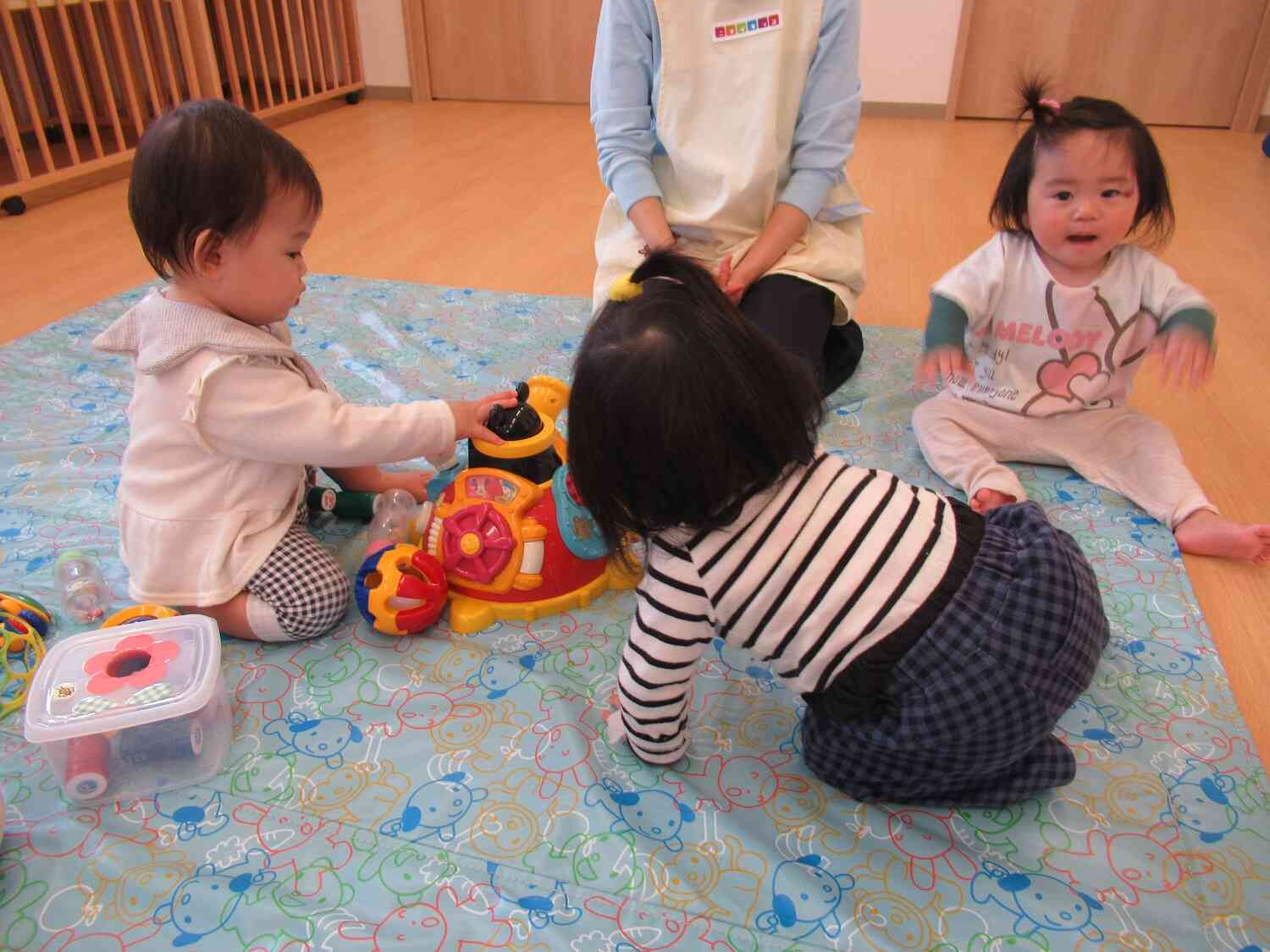 お部屋の中を隅々探検するよっ!