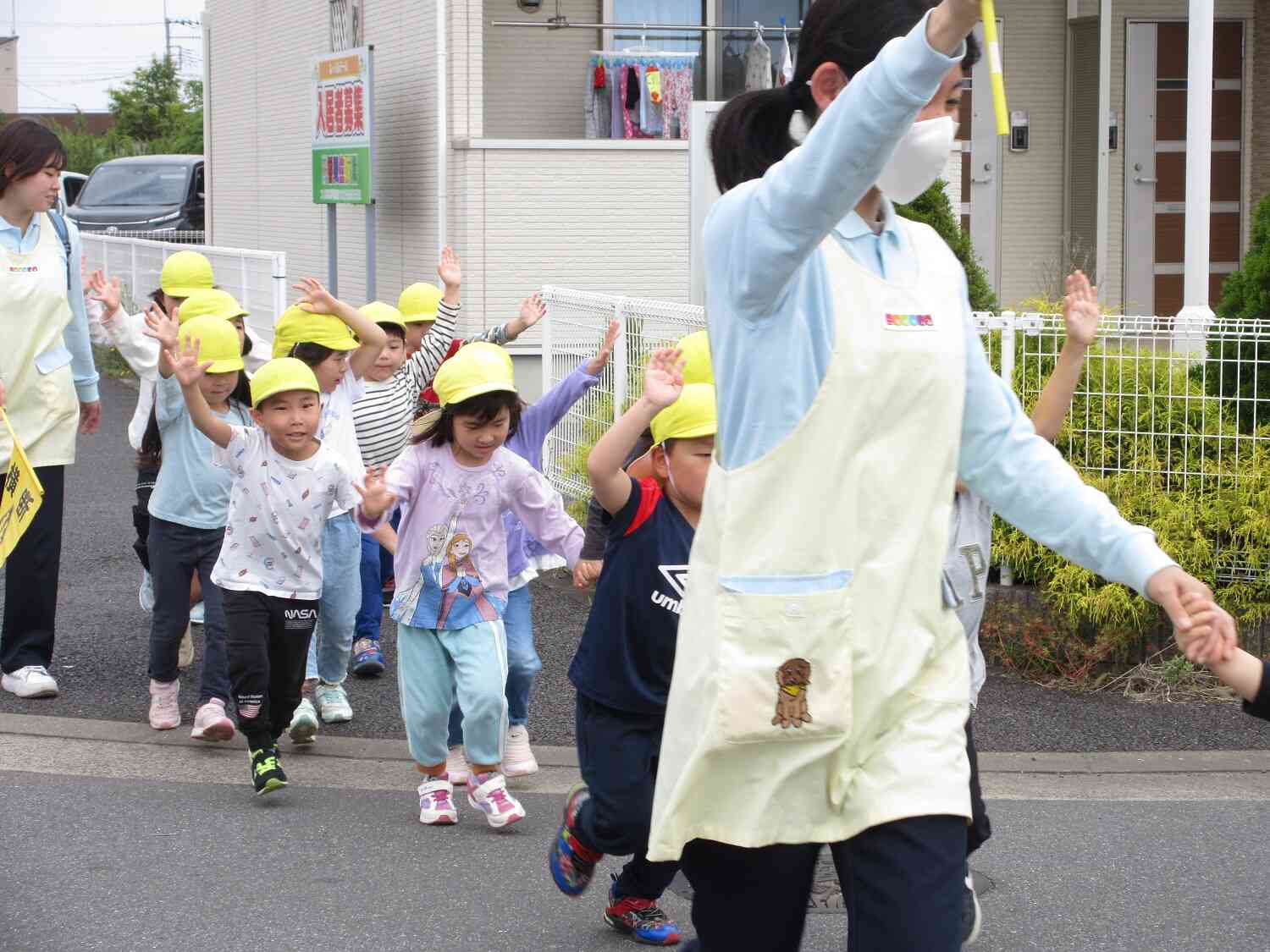 信号のない道路も左右しっかりと確認します！