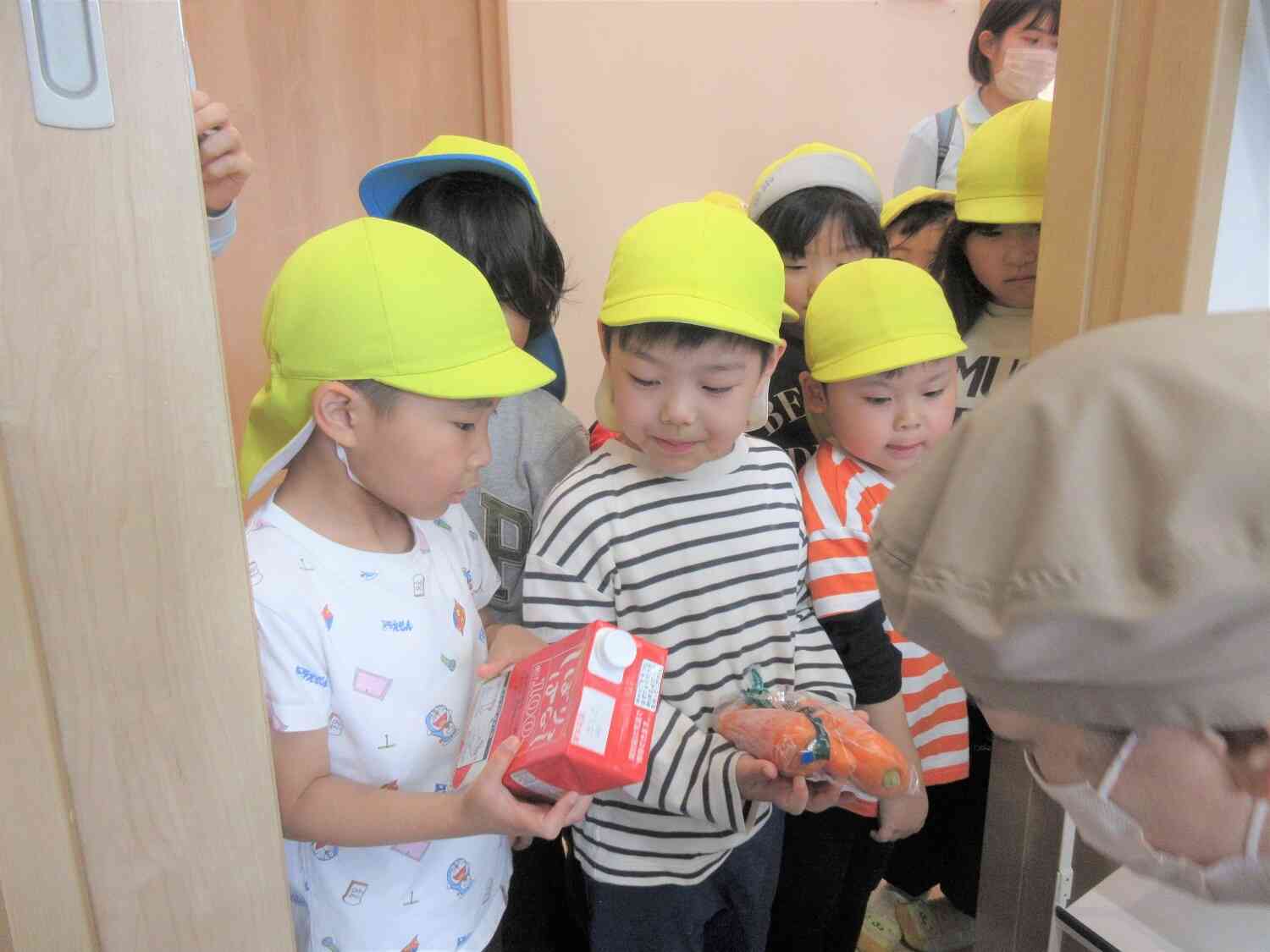 給食室の先生へ、おつかいできたよ！！