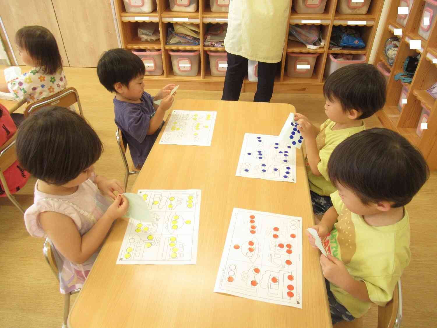 シール貼りに夢中・・・