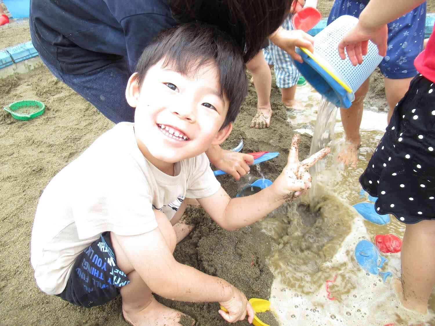 お姉さんと一緒に遊んでるよ♪
