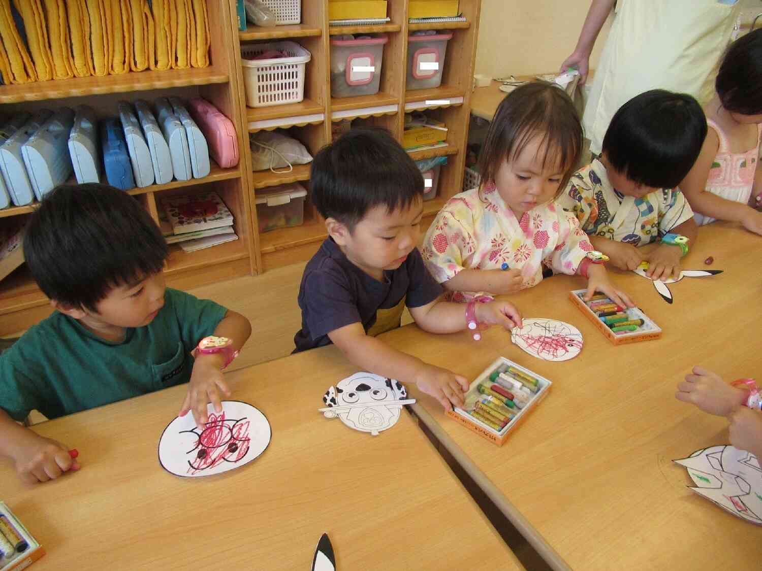 お面作りも真剣です！！
