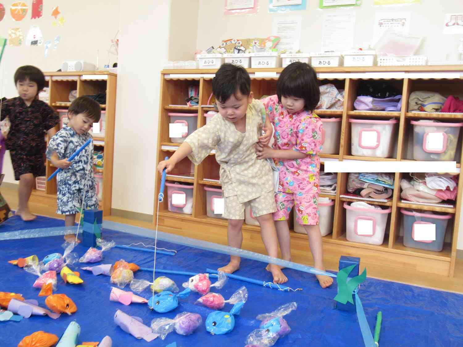 さかな釣りコーナー①～あぶない、あぶない、落ちないで～
