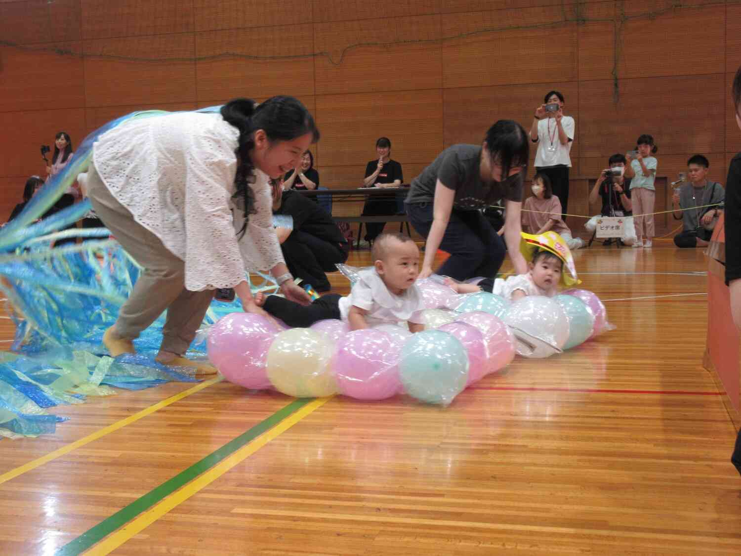 カラフルな風船イカダでシューッ！！