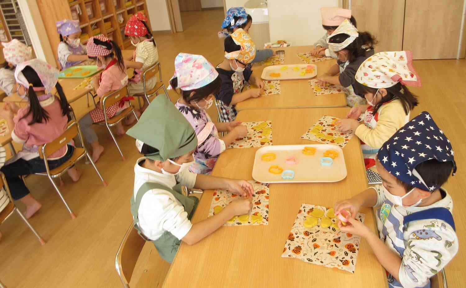 型抜き、真剣です！