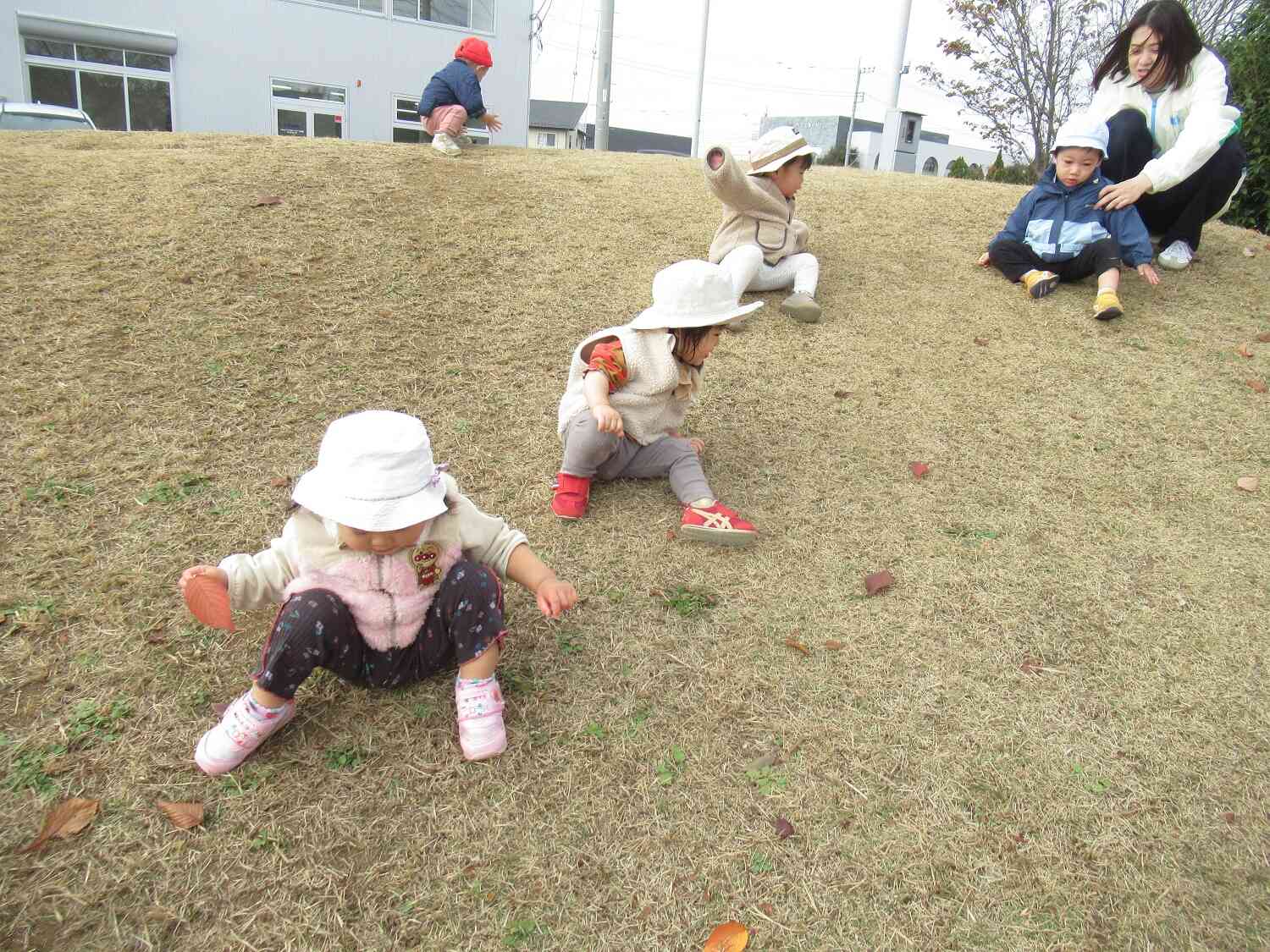お尻で芝滑り！！