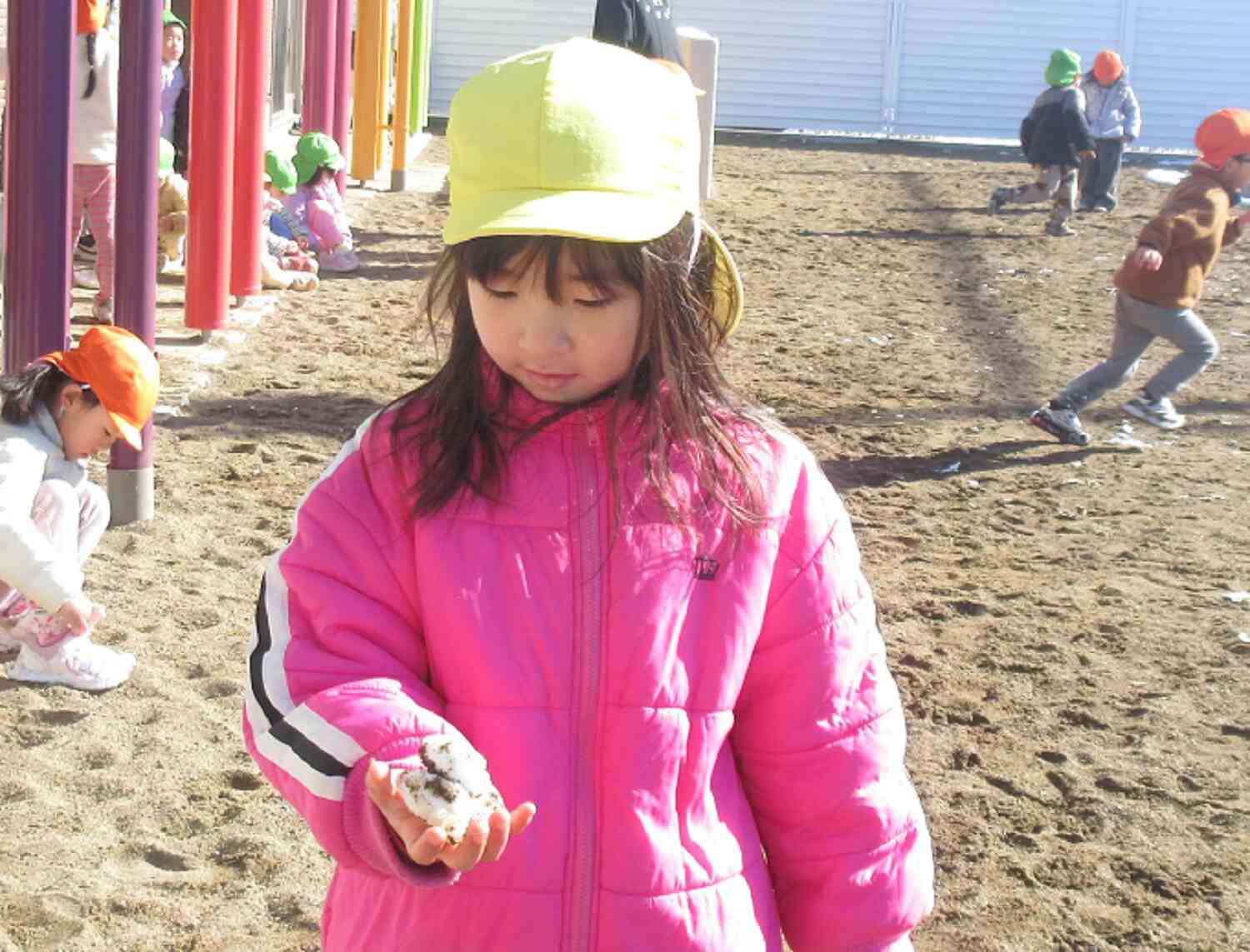 優しく雪に触れてみます♡